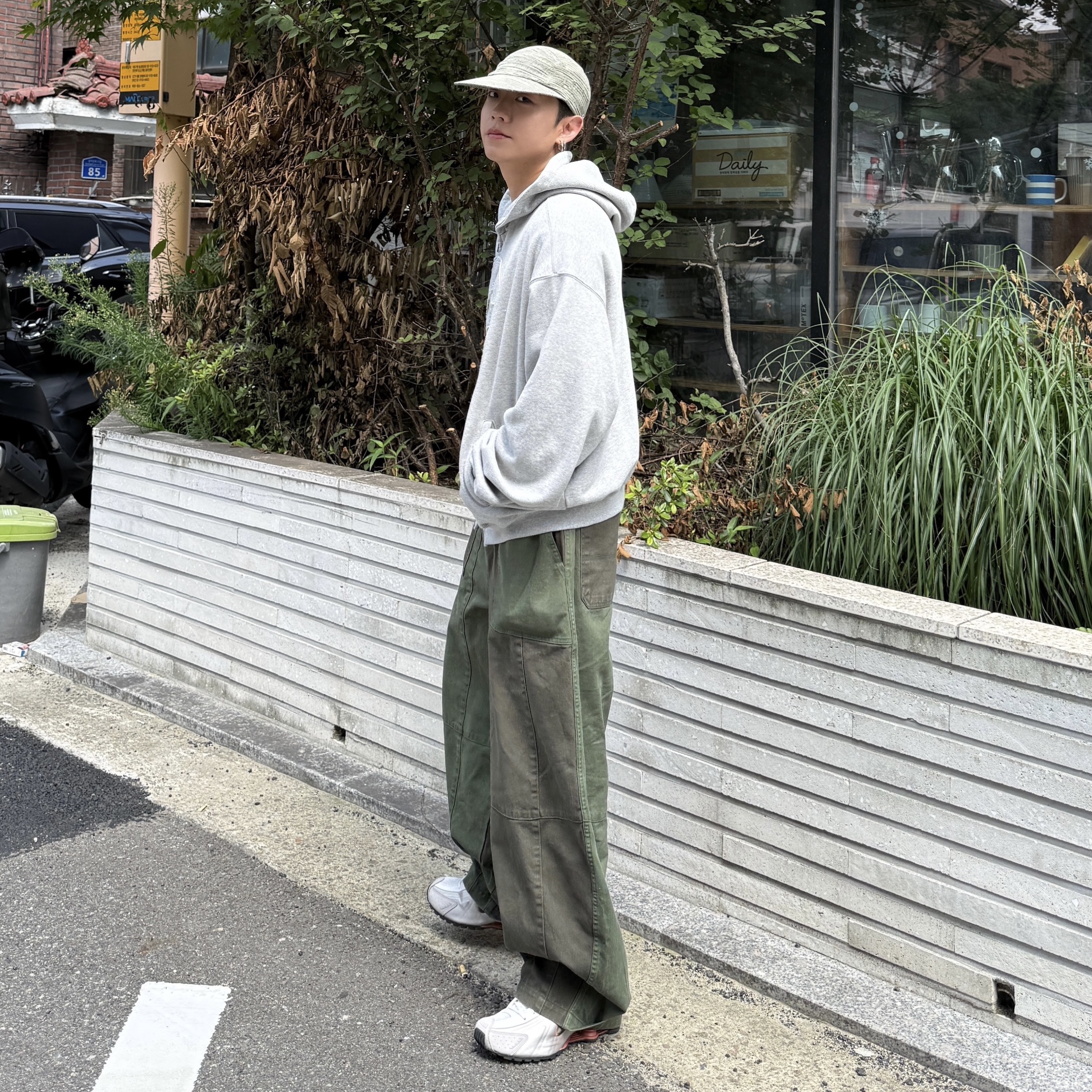Nike Shox R4 Vast Grey Dusty Peach 착용 스타일 - 2