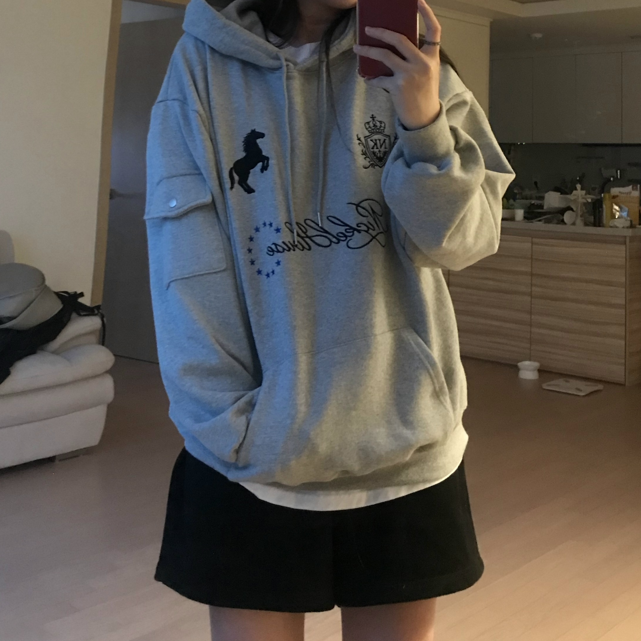 NICKELHOUSE 26 DONKEY POCKET HOODIE Gray 착용 스타일 - 1