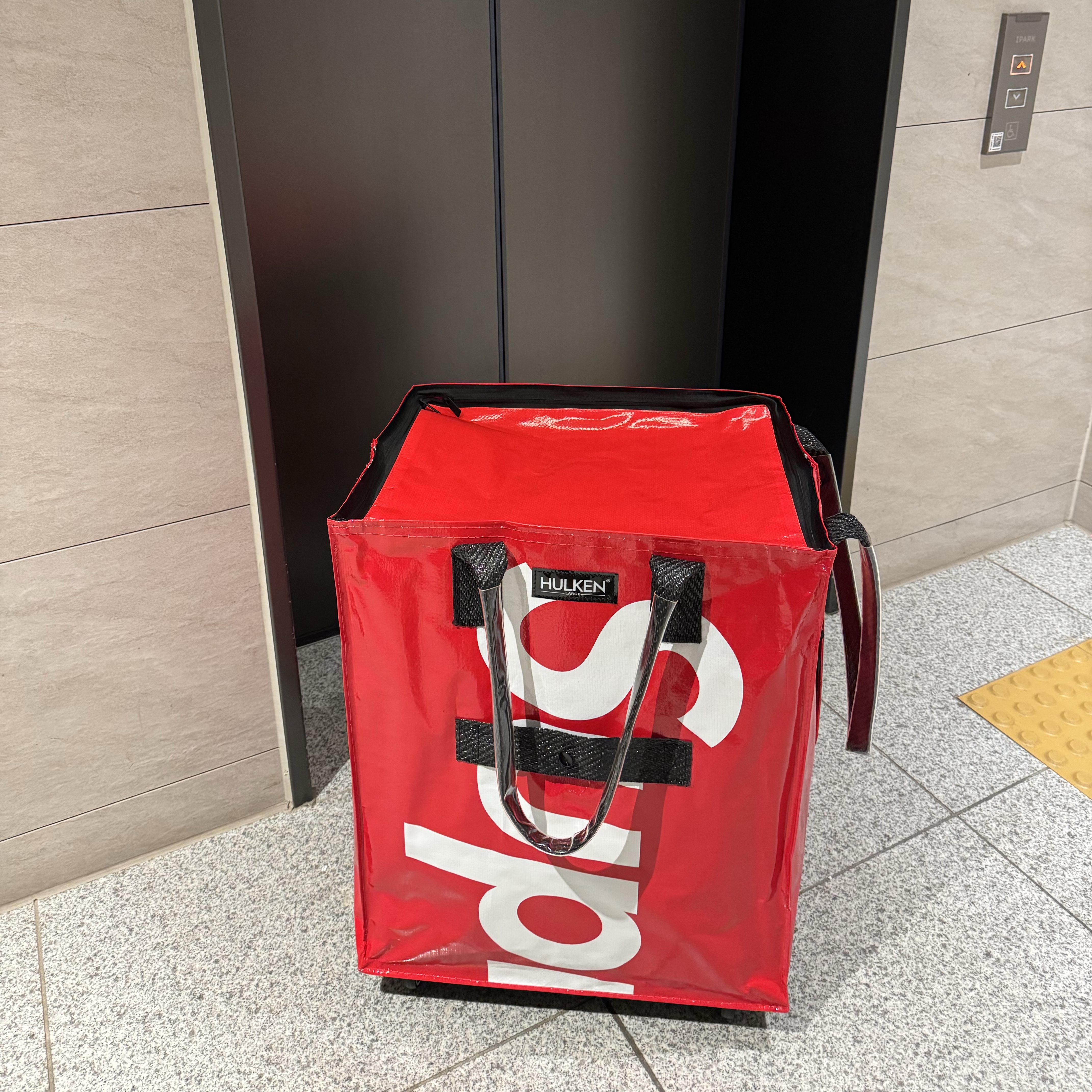 Supreme x Hulken Rolling Tote Bag Red - 26SS 착용 스타일 - 1