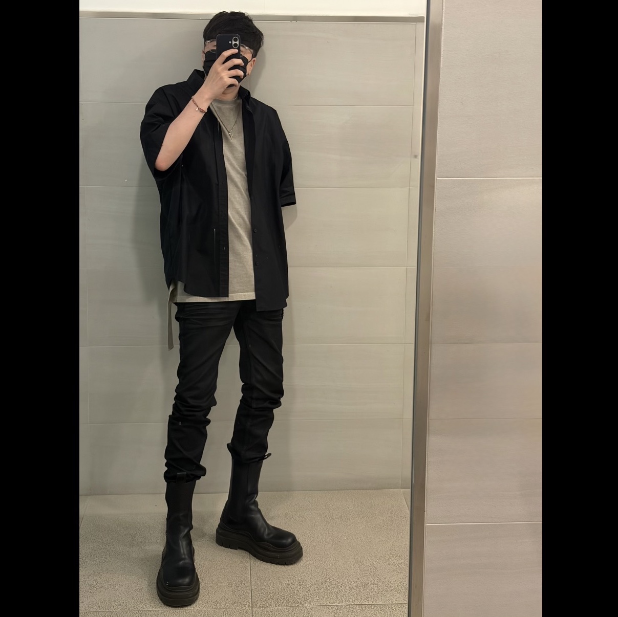 Balenciaga Sketchy Bowling Short Sleeve Shirt Black, Bottega Veneta Tire Chelsea Boot Black Ebony 착용 스타일