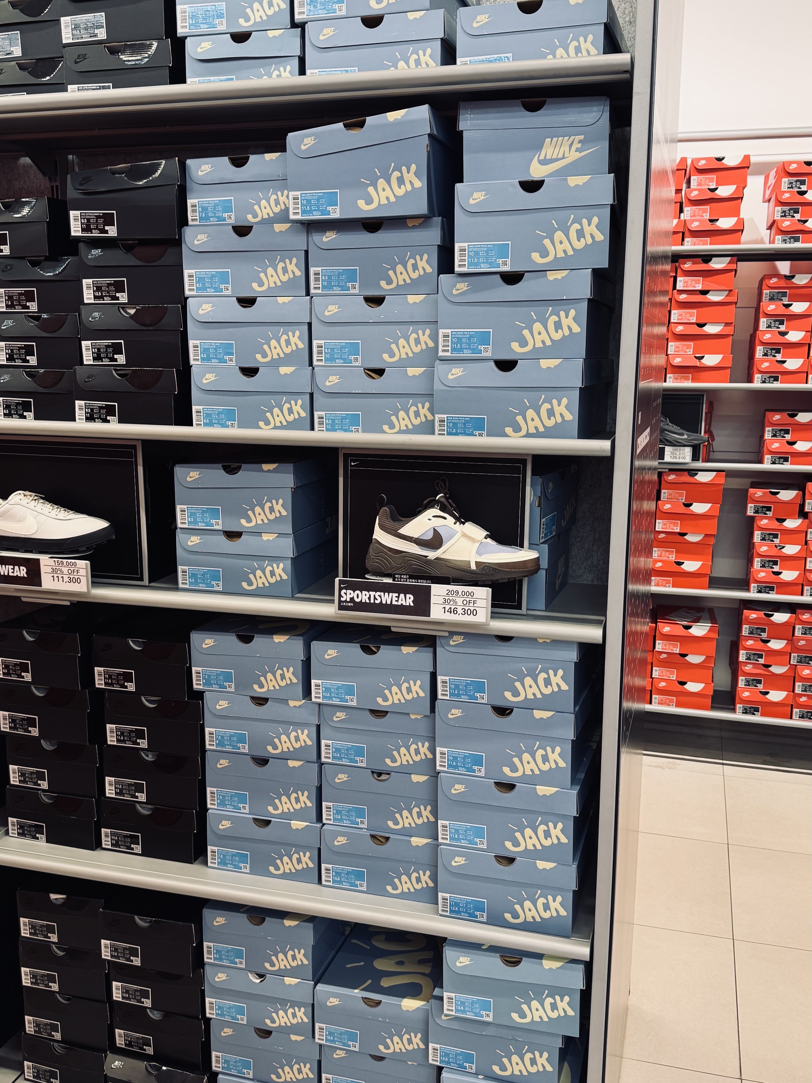 Nike x Travis Scott Zoom Field Jaxx Pale Ivory and Leche Blue 착용 스타일