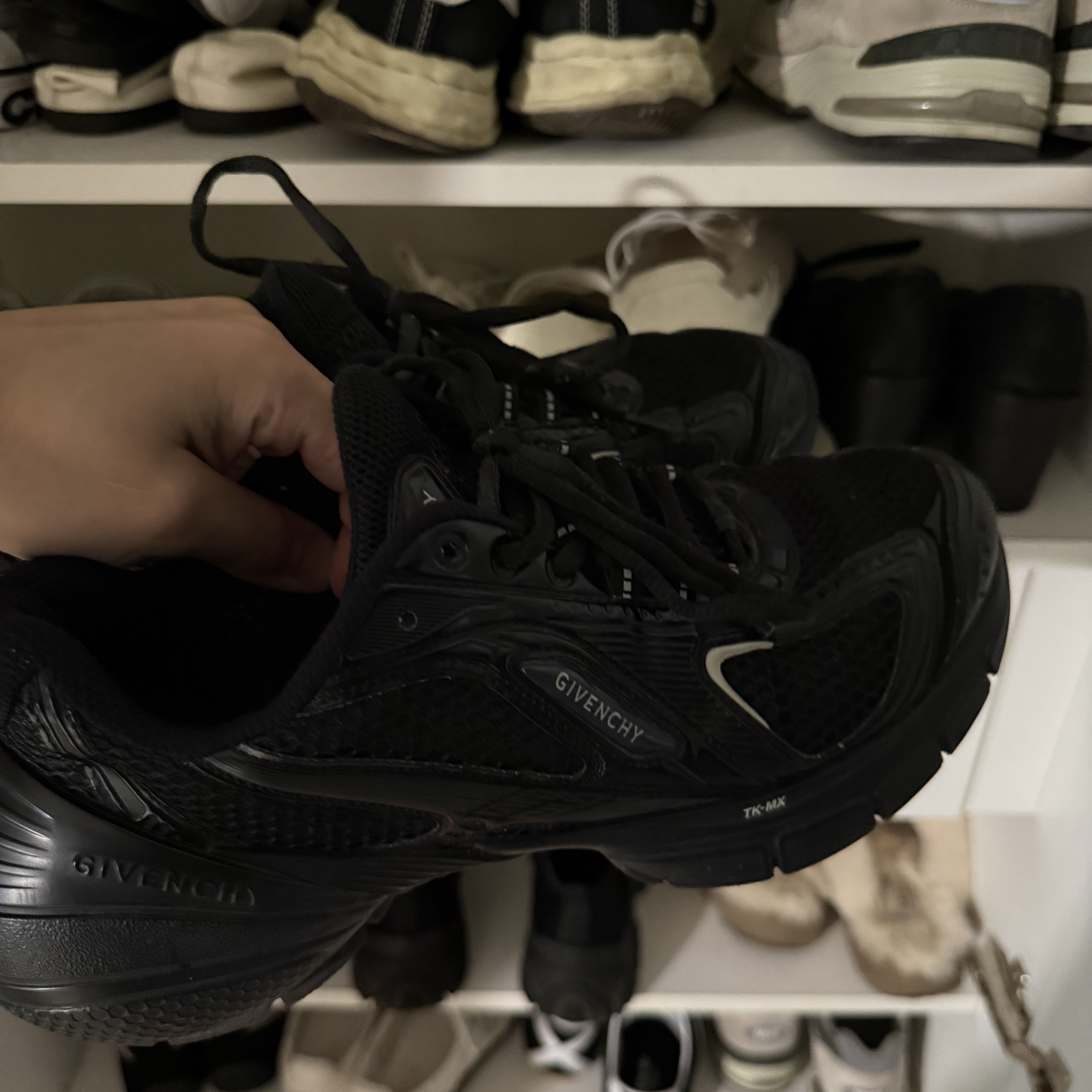 Givenchy TK-MX Runner Sneakers Black 착용 스타일
