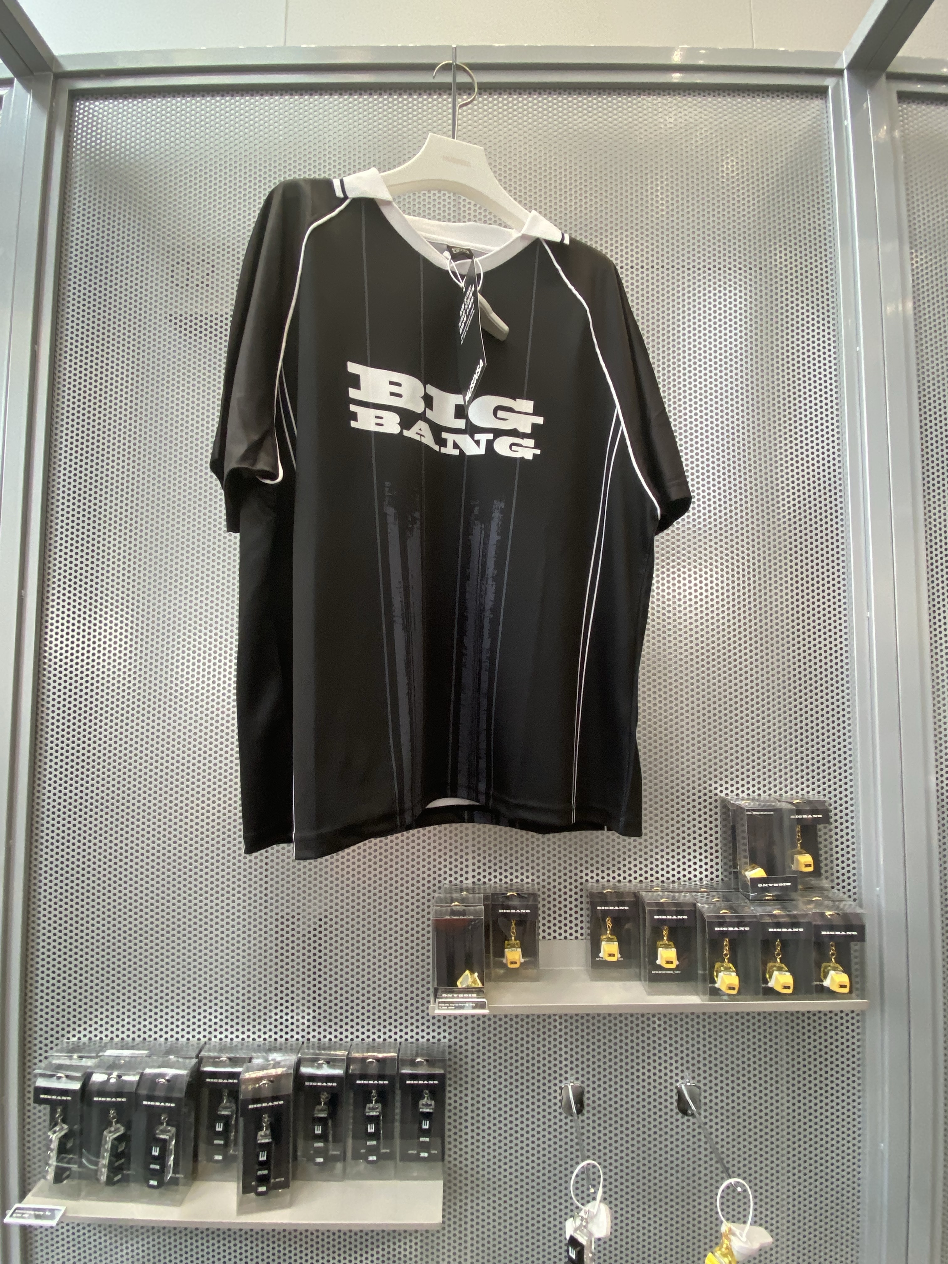 Bigbang 2026-2027 World Tour XX : Cosmos Official Light Stick 20th Anniversary Edition, Bigbang 2026-2027 World Tour XX : Cosmos Official Light Stick Keyring 20th Anniversary Edition 착용 스타일 - 9