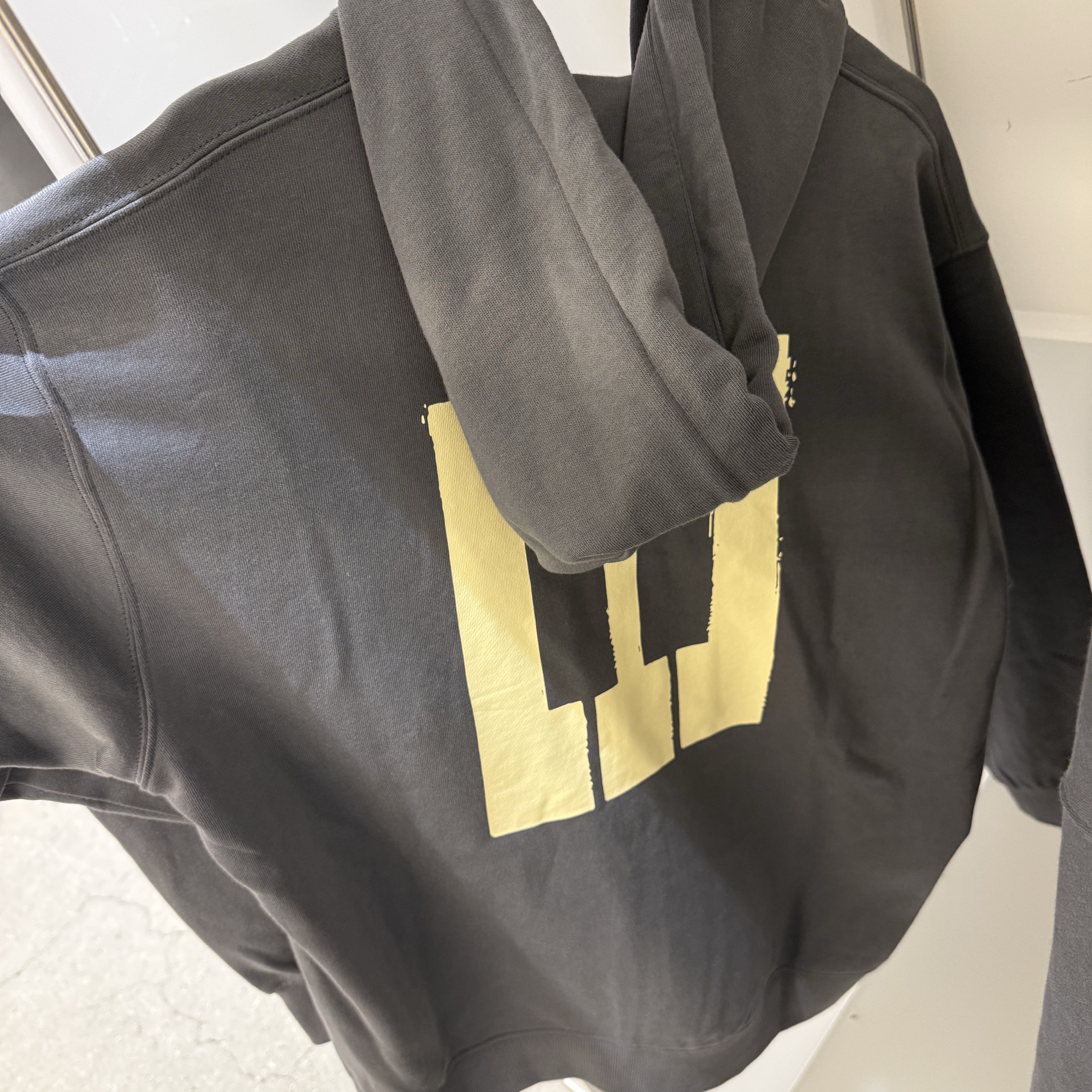 Bigbang 20th Anniversary Media Exhibition Zip-Up Hoodie Piano Charcoal, Bigbang 20th Anniversary Media Exhibition Traditional Keyring 착용 스타일 - 1