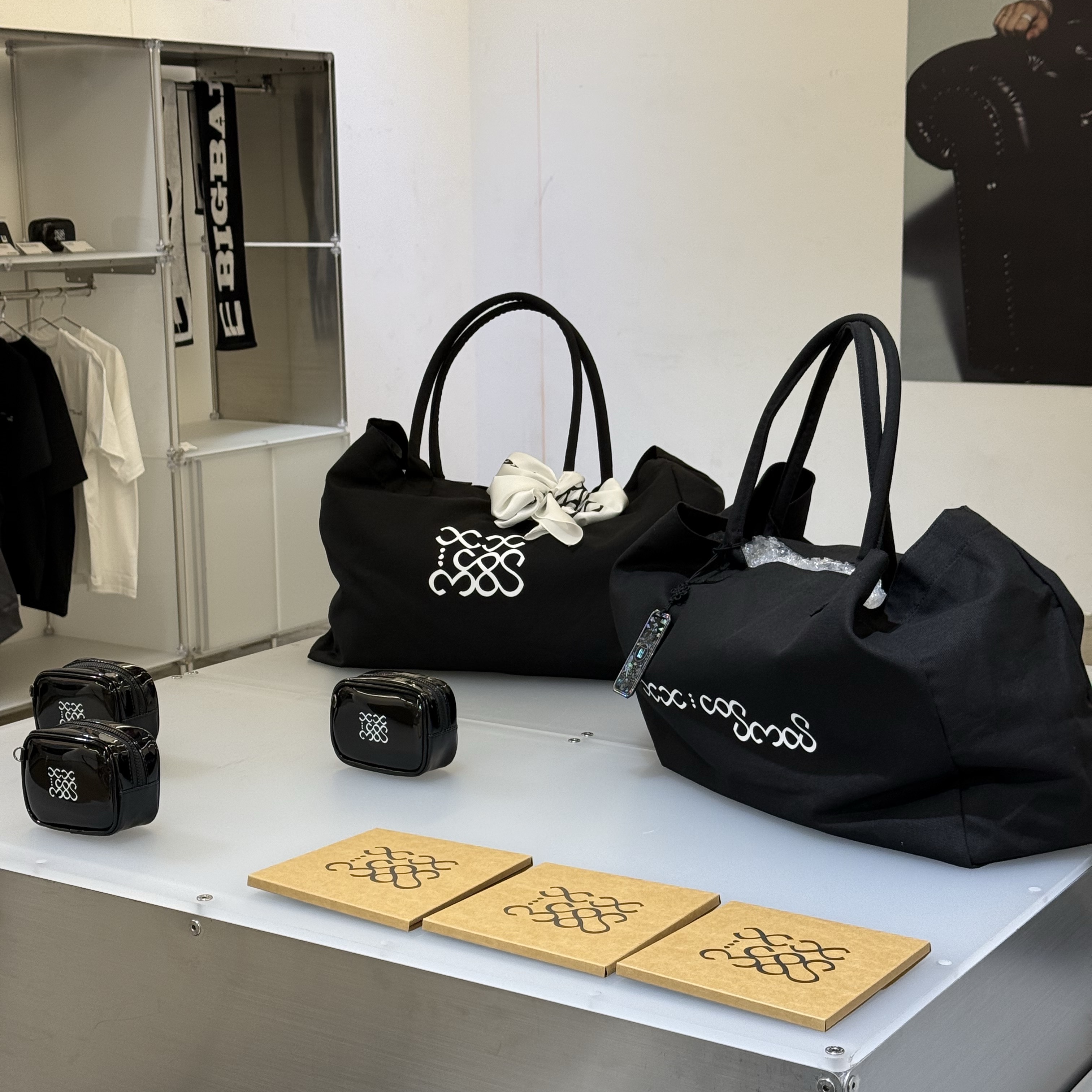 Bigbang 20th Anniversary Media Exhibition Zip-Up Hoodie Piano Charcoal, Bigbang 20th Anniversary Media Exhibition Traditional Keyring 착용 스타일 - 3
