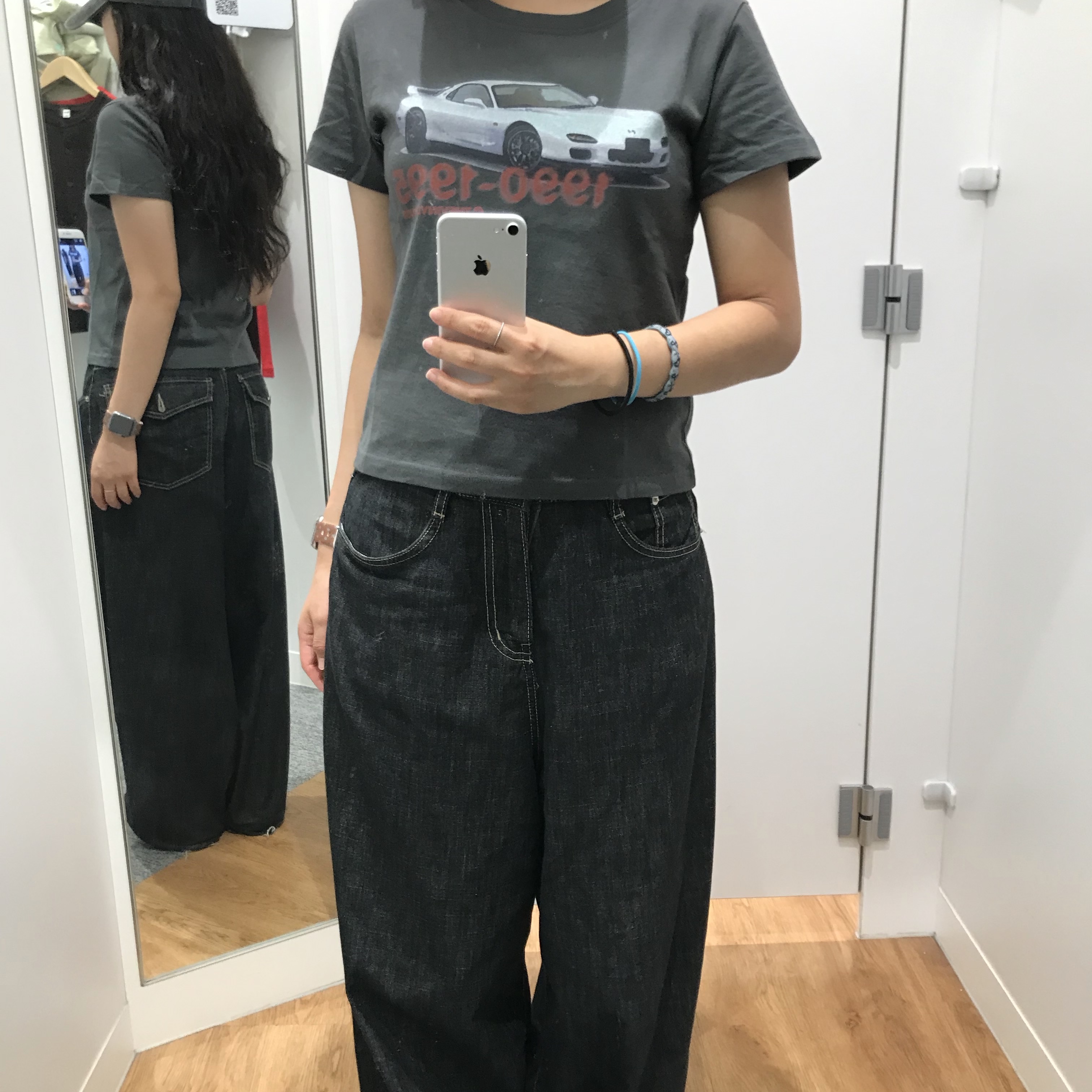 Thevinylhouse Old Car T-Shirt Charcoal 착용 스타일 - 2
