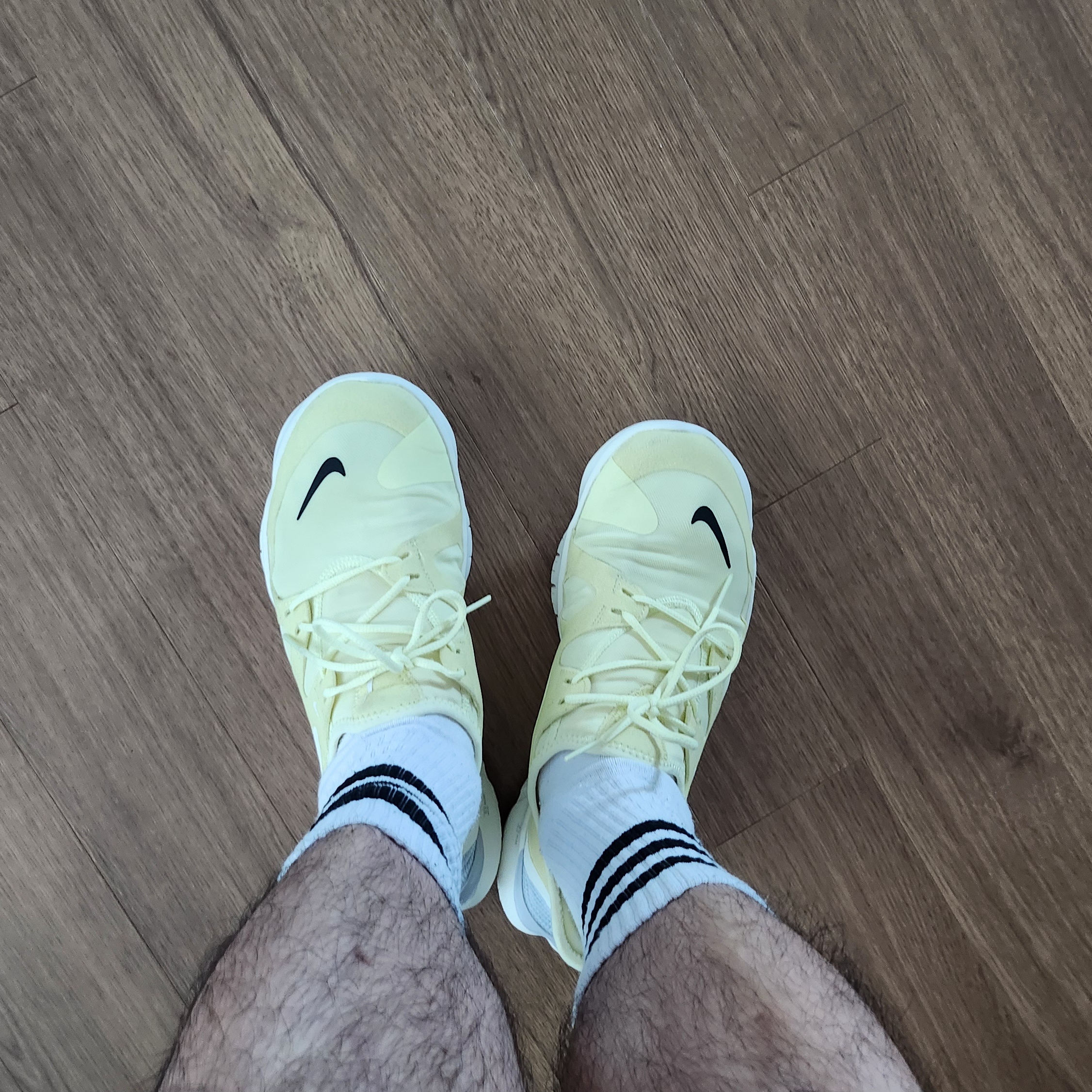 Adidas 3-Stripes Cushion Crew Socks White (3 Pack), Nike Free RN 5.0 Luminous Green 착용 스타일 - 5