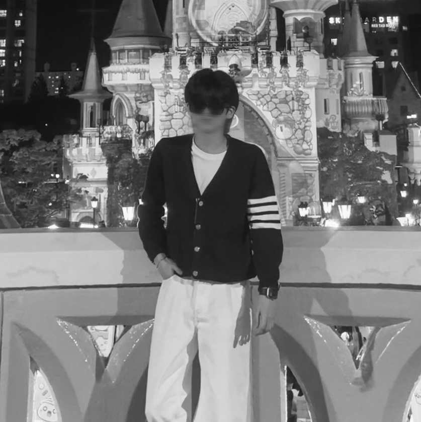 Alexander McQueen Oversized Sneakers White Black, Louis Vuitton Initiales 40mm Reversible Belt Monogram Eclipse Dark Ruthenium 착용 스타일 - 2