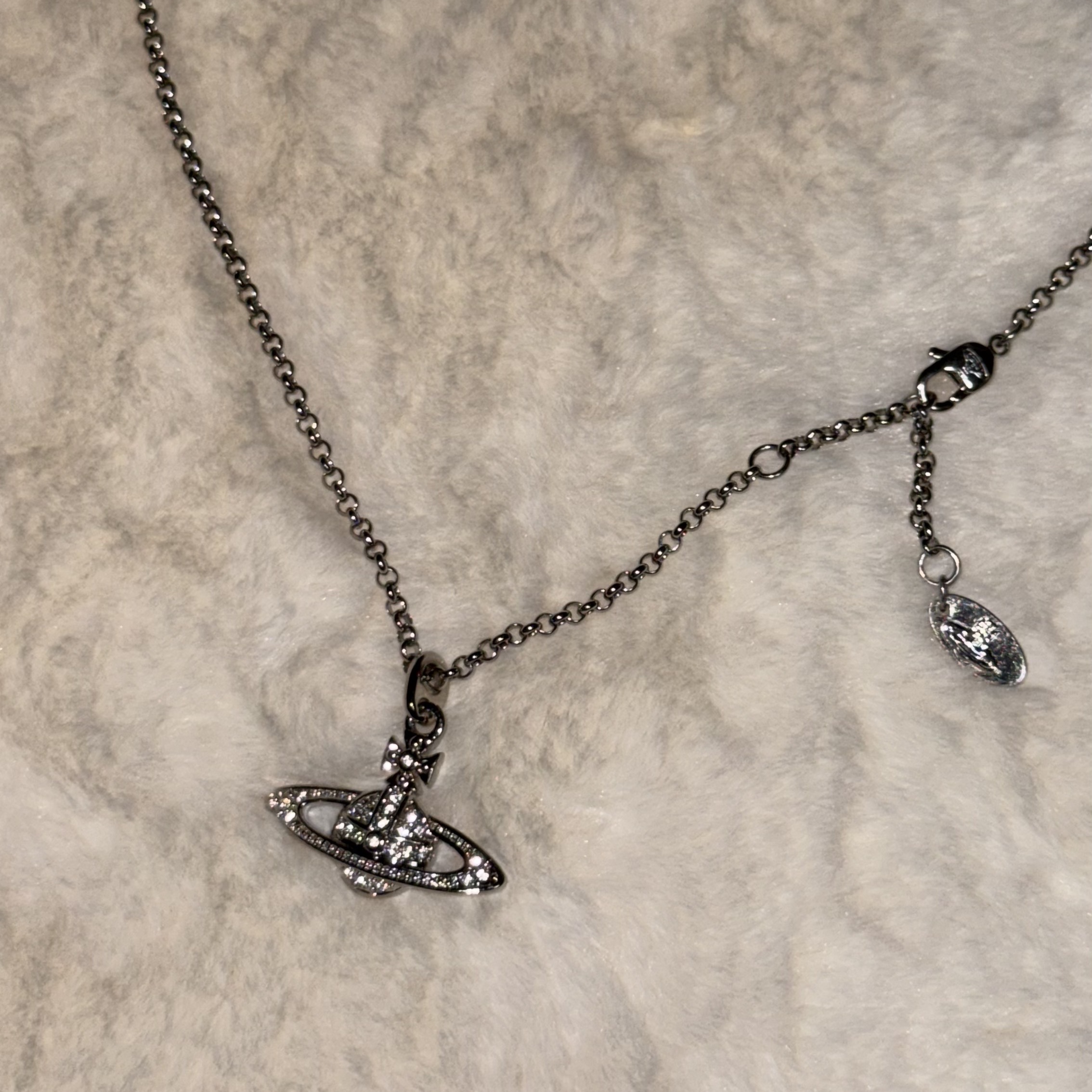 Vivienne Westwood Mini Bas Relief Pendant Silver 착용 스타일