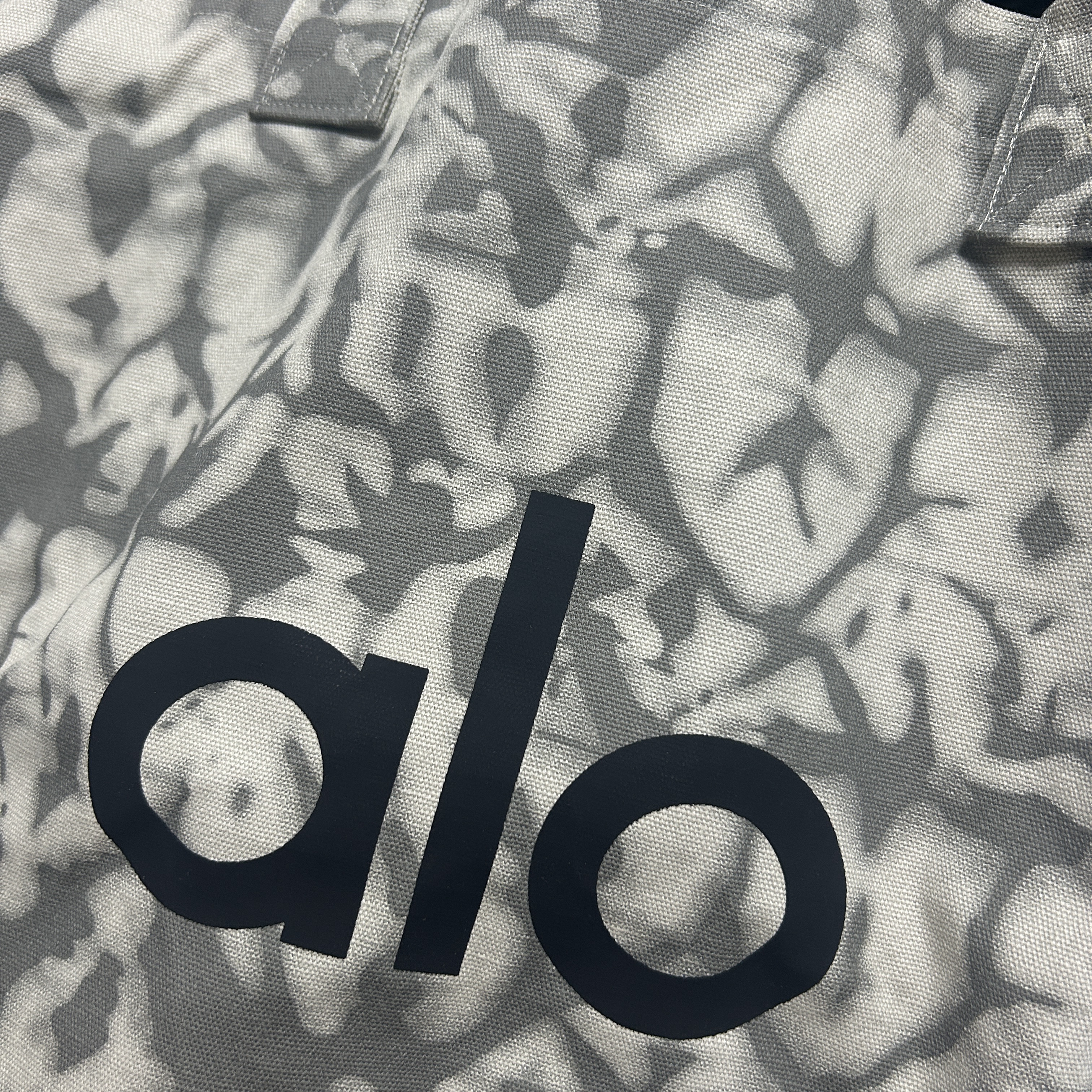 Alo Yoga Iconic Shopper Tote Bag Grey Tiedye 착용 스타일