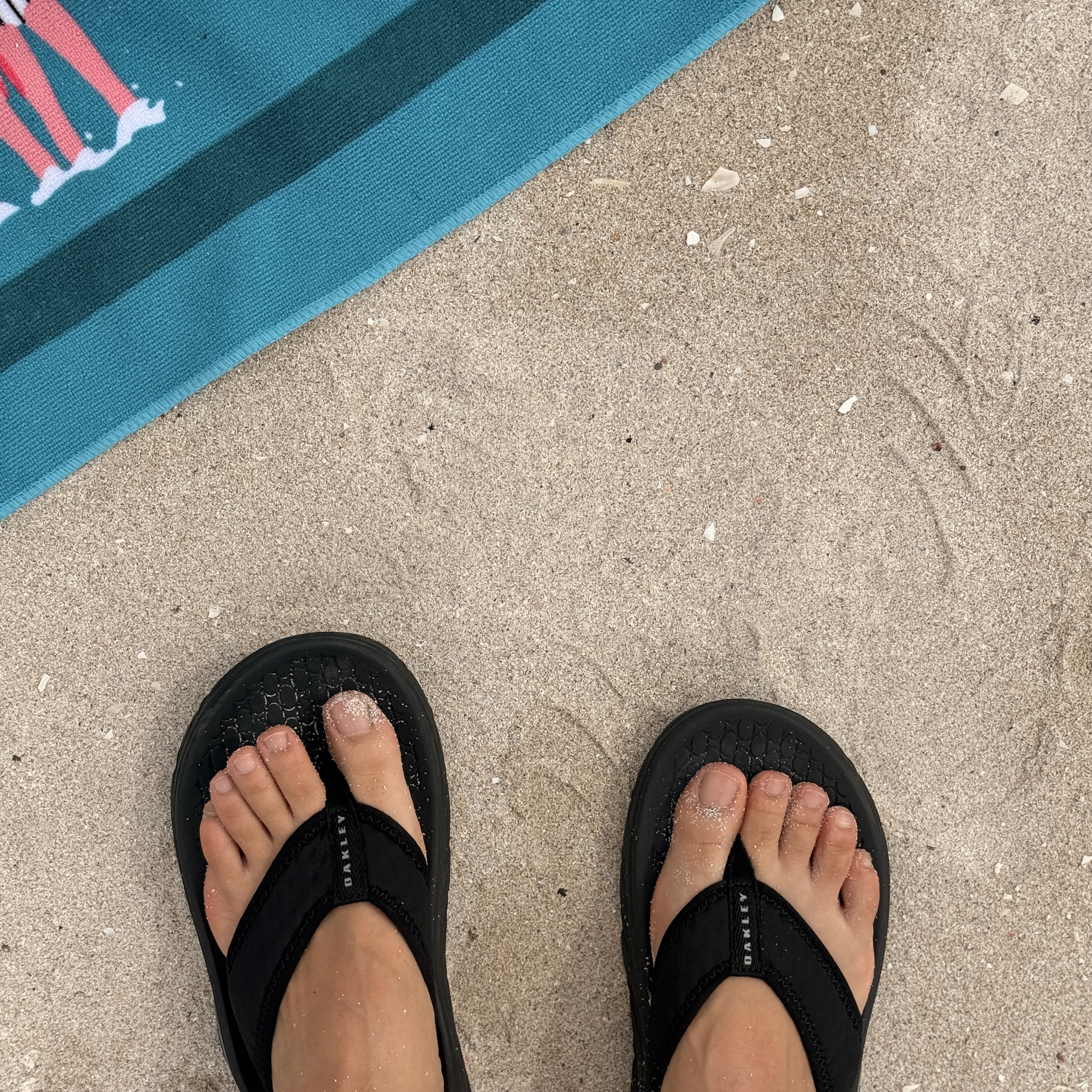 Oakley Operative Flip Flop Blackout 착용 스타일
