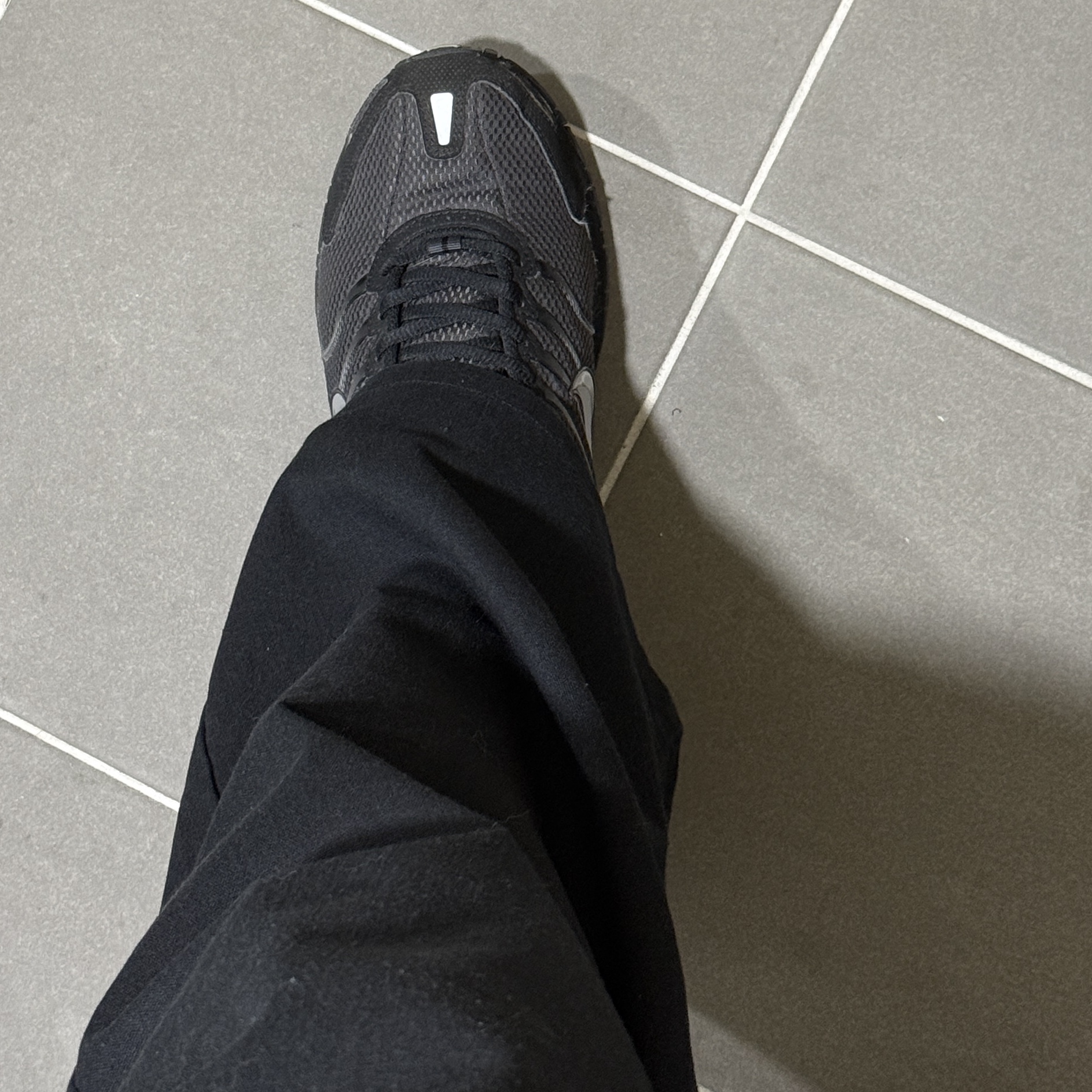 Nike Air Max Torch 4 Anthracite Metallic Silver 착용 스타일