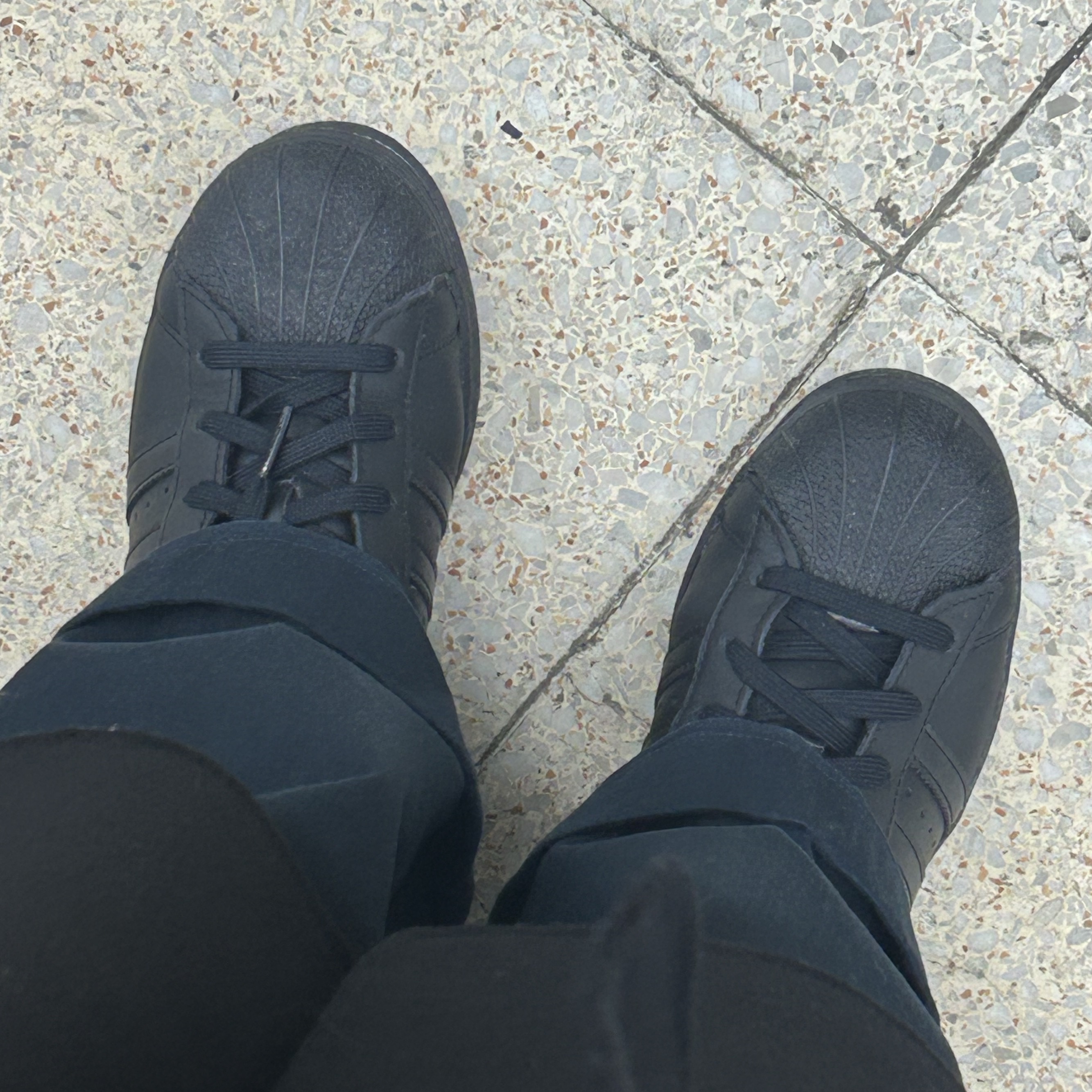 Adidas Superstar Triple Black 착용 스타일