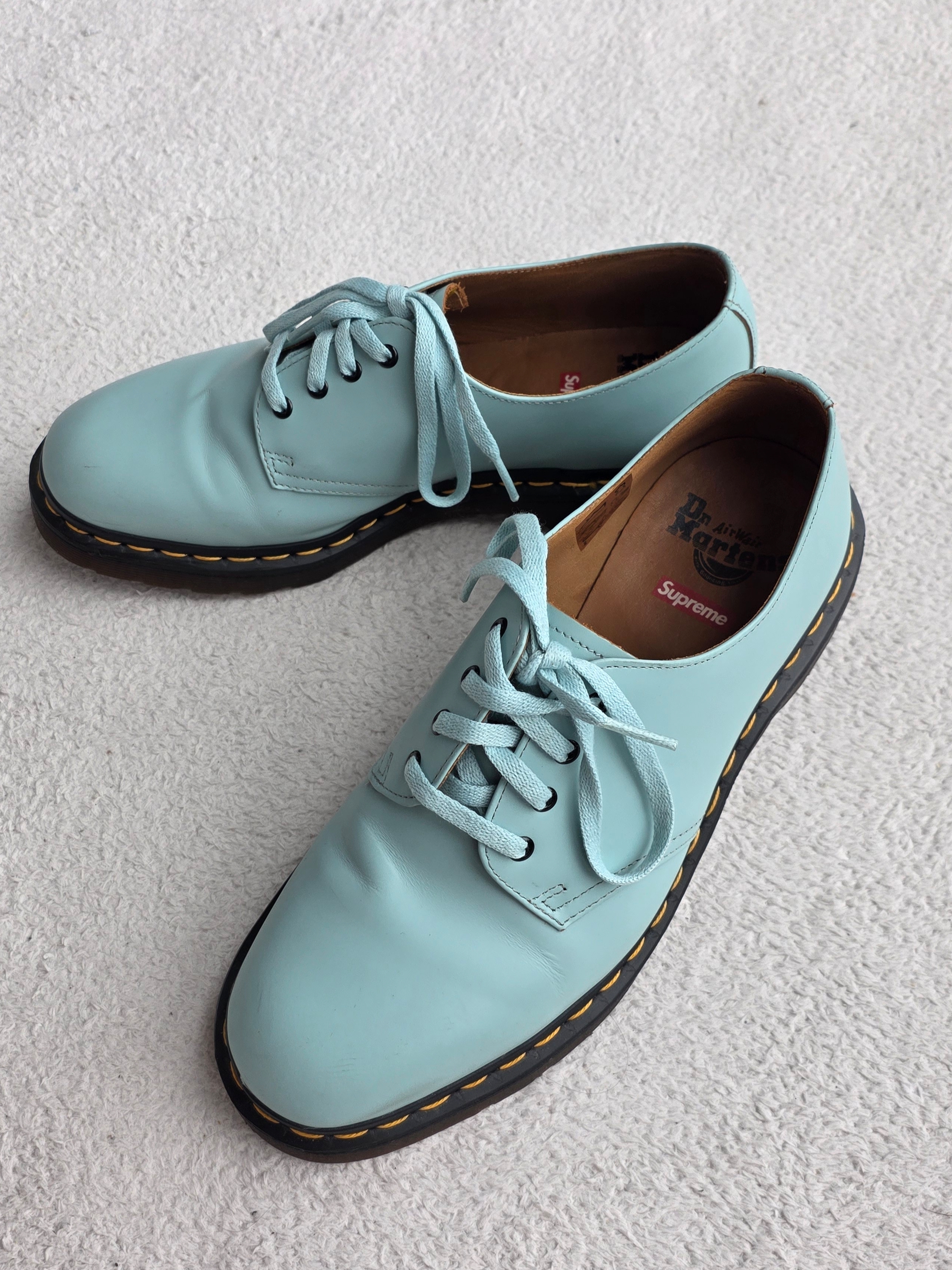 Dr. Martens x Supreme 1461 Gray Silver 착용 스타일 - 1