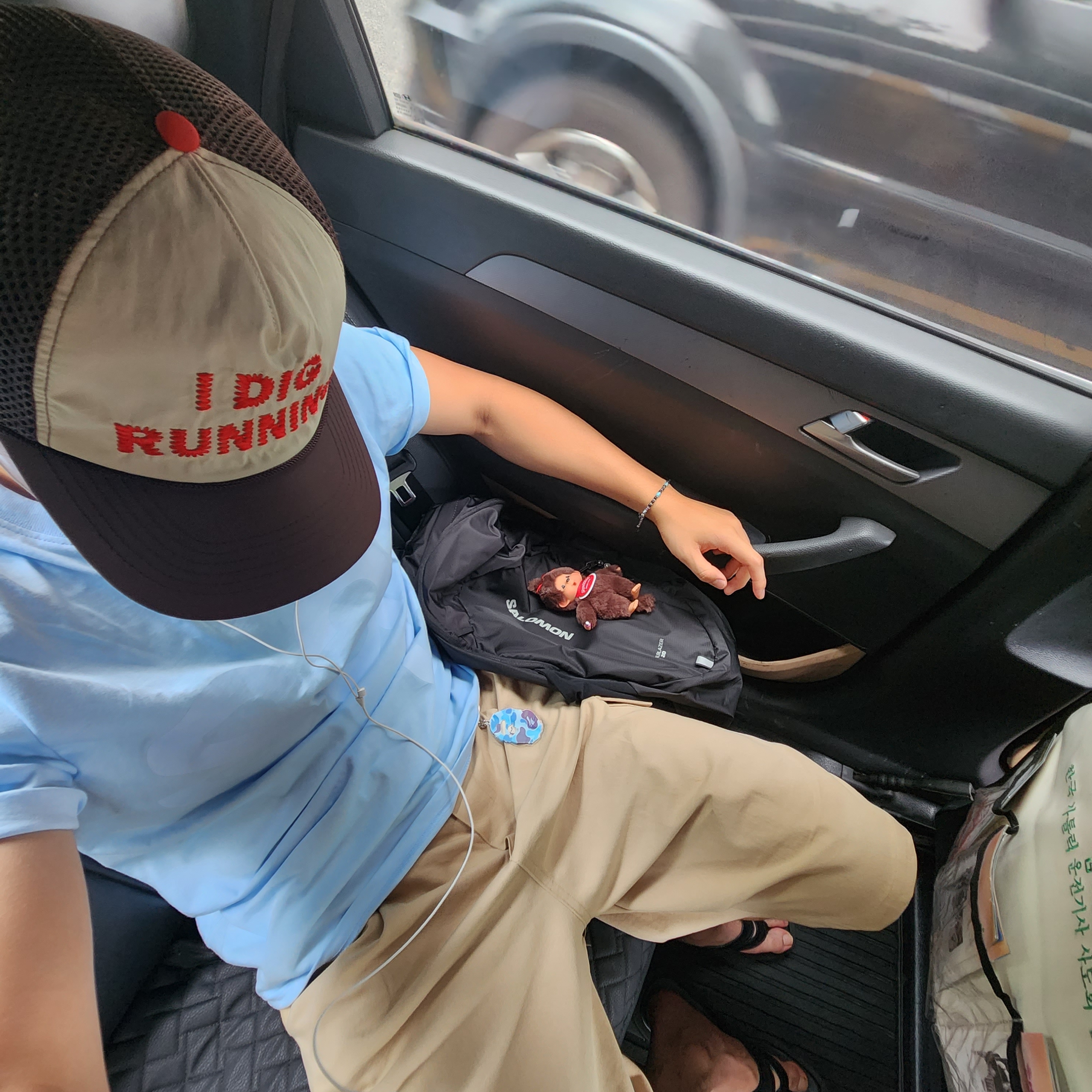 Alex Zono I Dig Running Trucker Hat OG Brown, BAPE ABC Camo Ape Head Acrylic Keychain Blue 착용 스타일