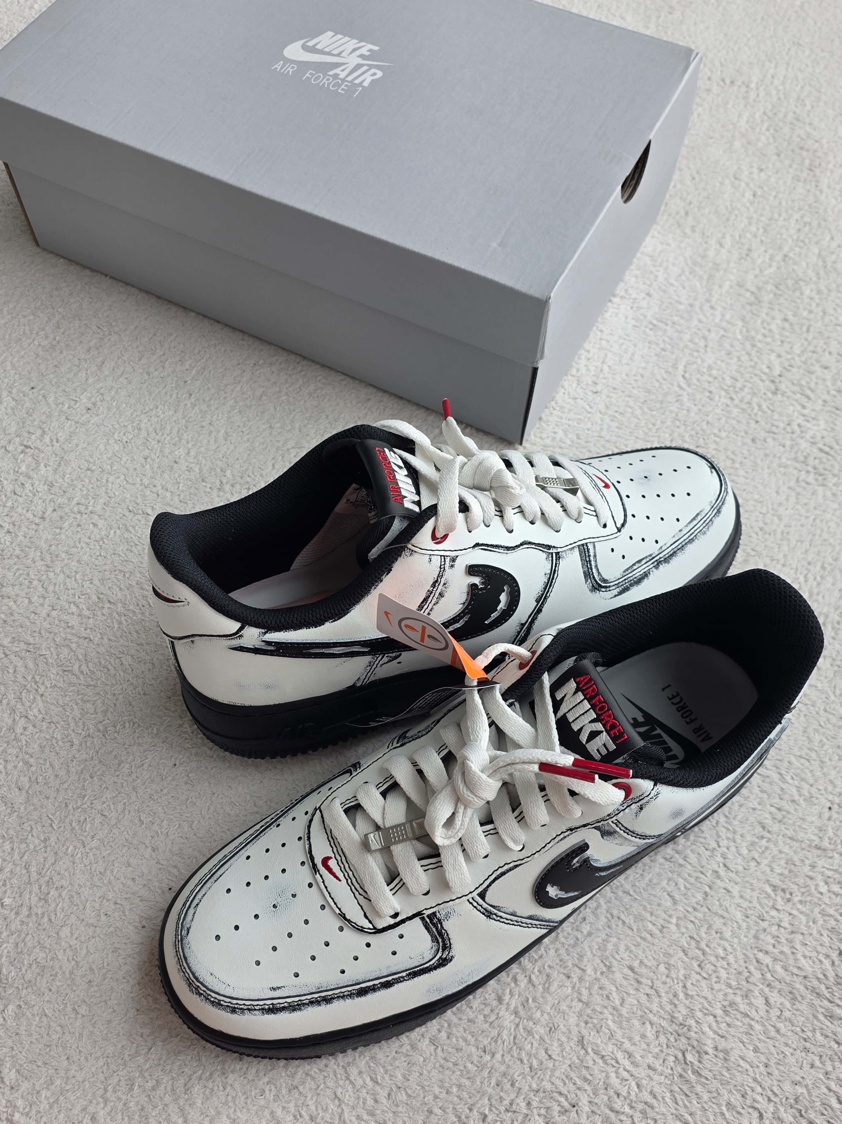 Nike Air Force 1 Low Summit White Metallic Silver 착용 스타일 - 1