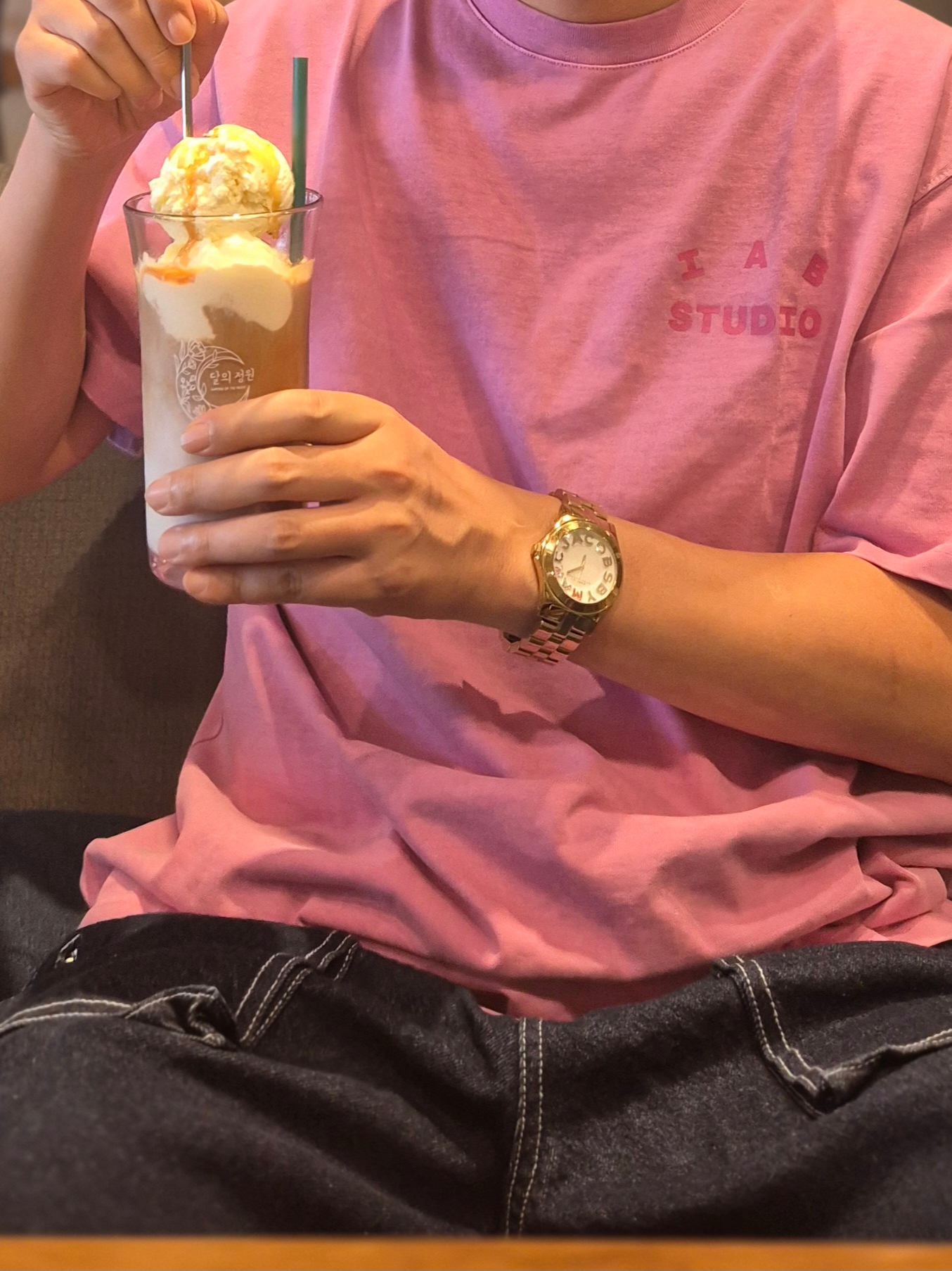 IAB Studio Pigment T-Shirt Magenta, Flavorism Carpenter Bermuda Denim Pants Indigo 착용 스타일 - 3