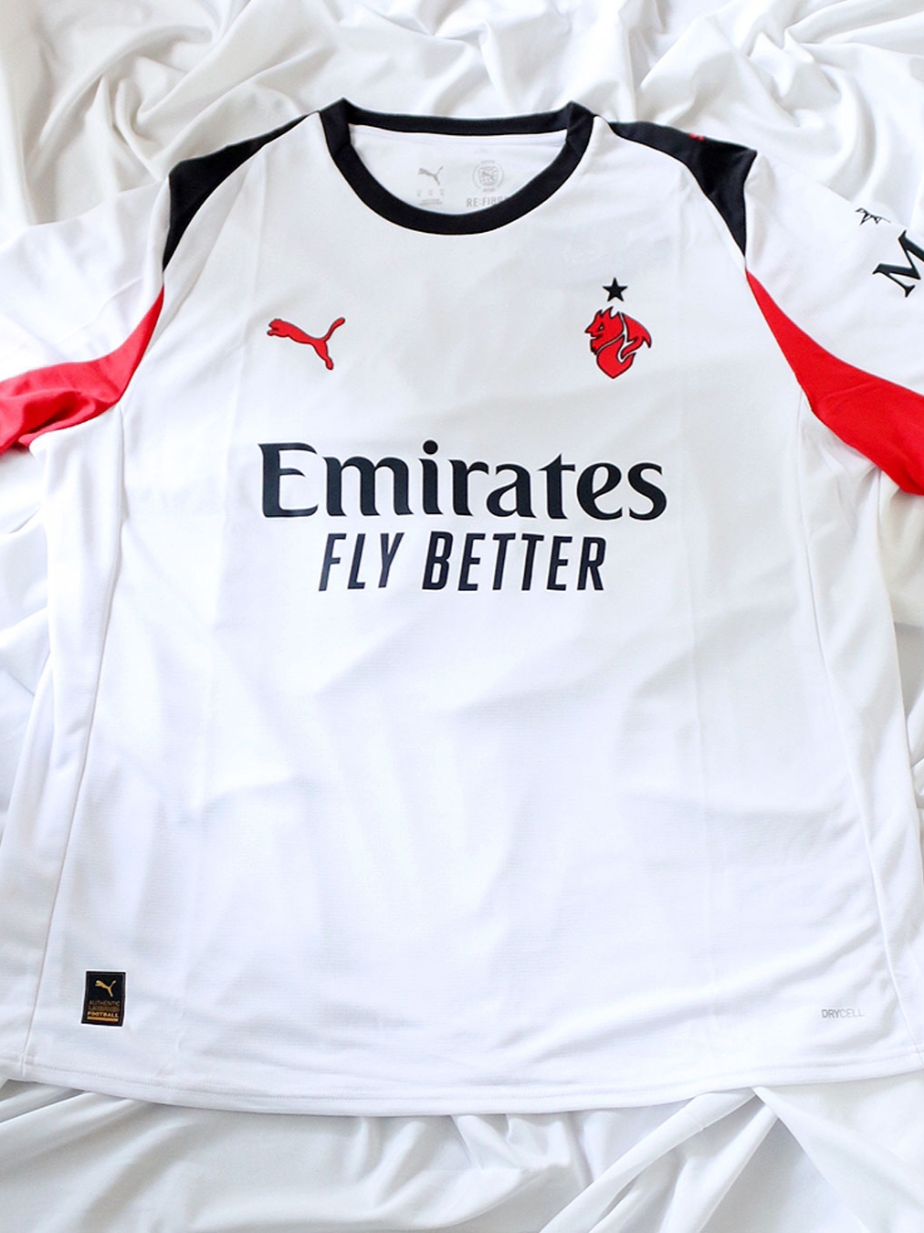 Puma AC Milan 2025/26 Away Replica Jersey White For All Time Red (Non Marking Ver.) 착용 스타일 - 1