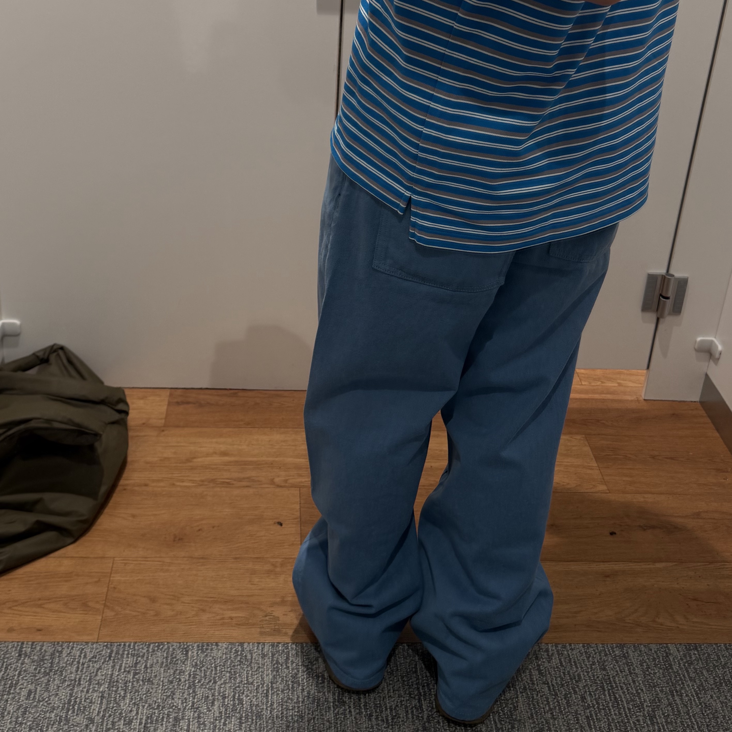 Uniqlo x JW Anderson Wide Straight Color Jeans Blue, Uniqlo x F.Risso Dry Pique Slim Fit Striped Polo Shirt Blue 착용 스타일 - 2