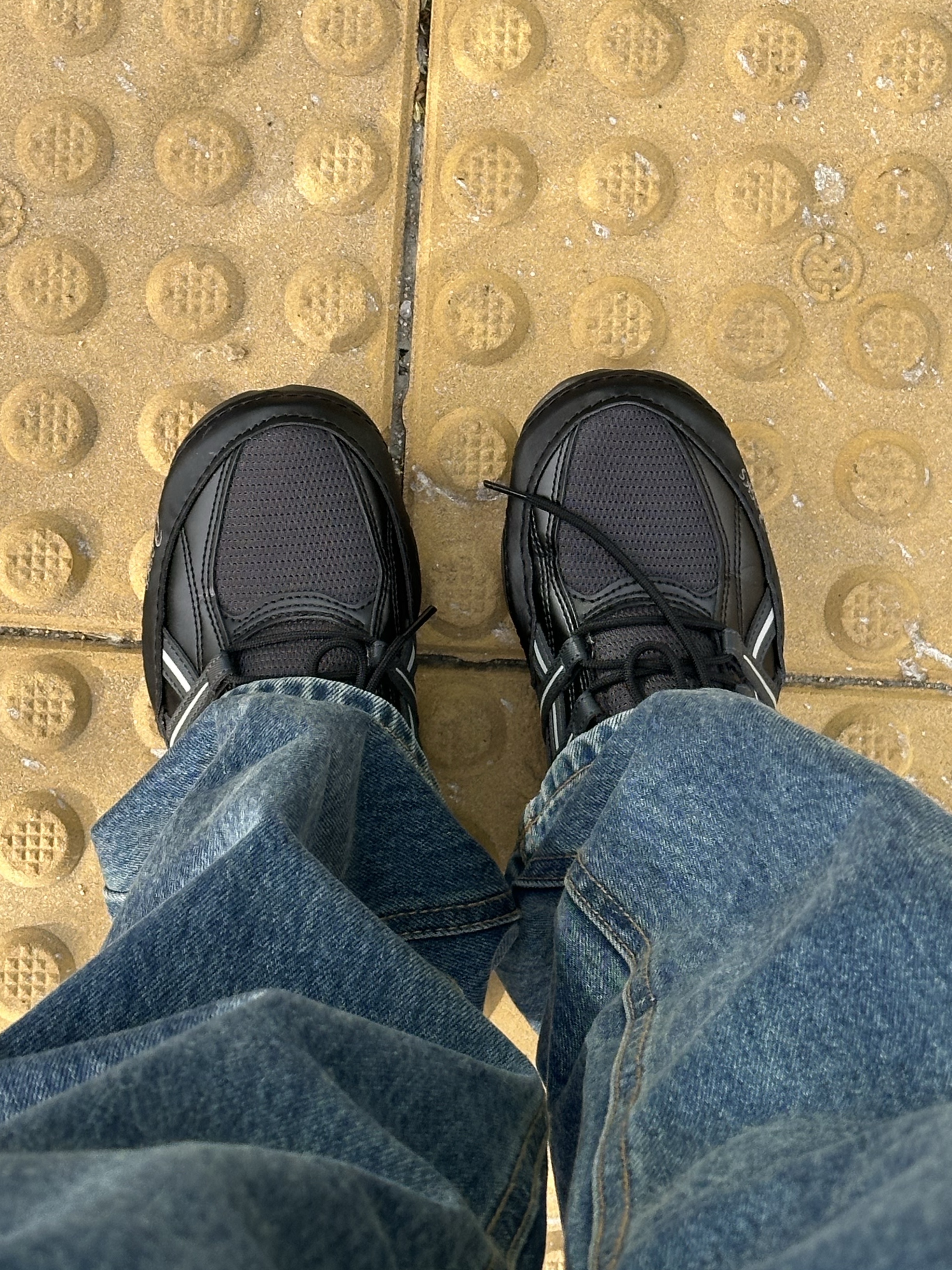 Asics Hypersync Graphite Grey Black 착용 스타일 - 1