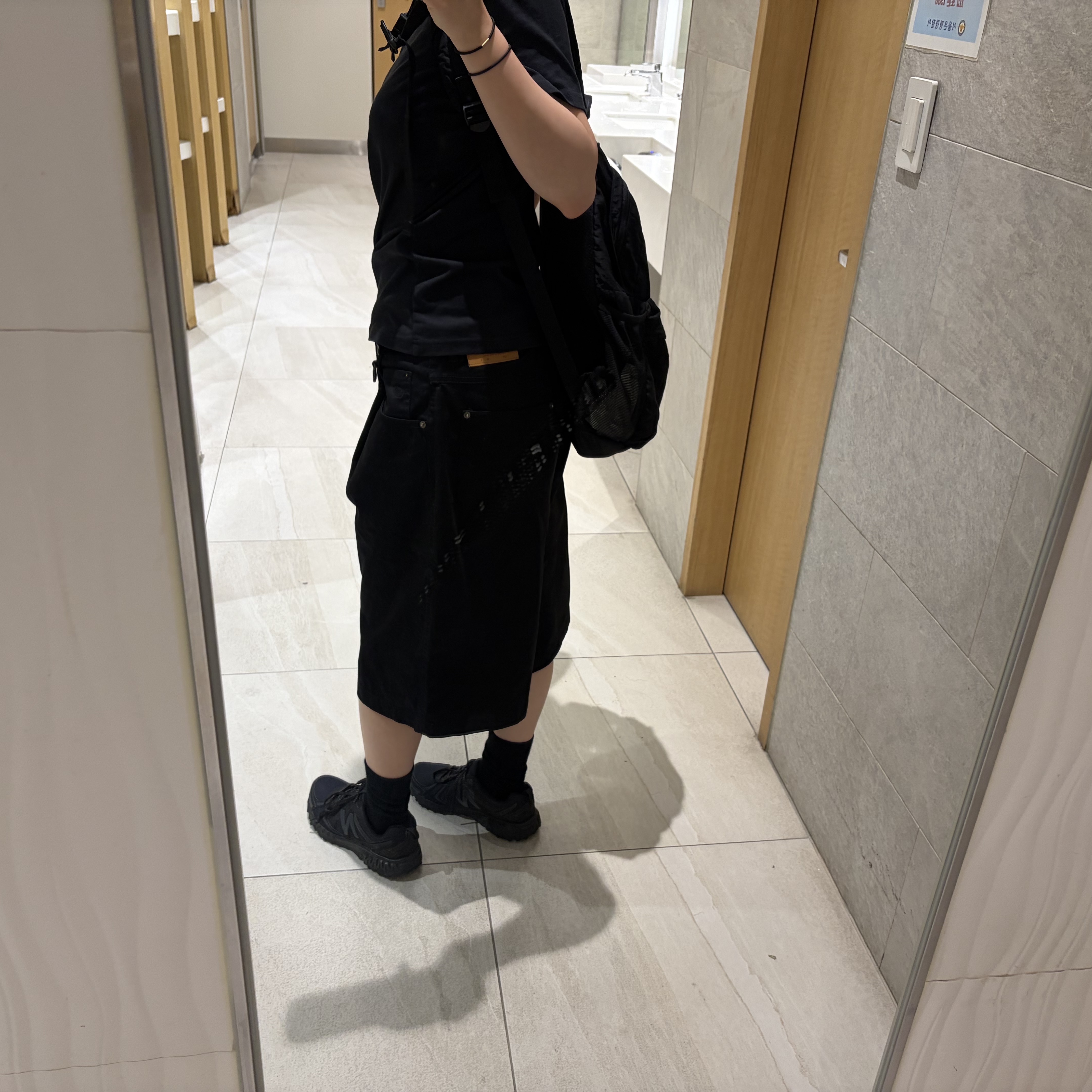 New Balance 410v5 Black - 2E Wide, C.P. Company Nylon B Lens Backpack Black - 25FW 착용 스타일 - 2