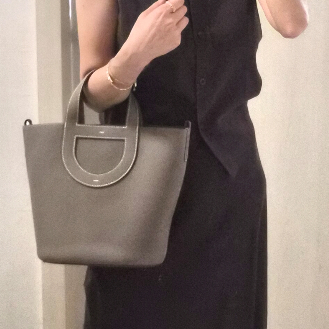 Hermes In The Loop 23 Bag Clemence Swift & Palladium Etoupe 착용 스타일