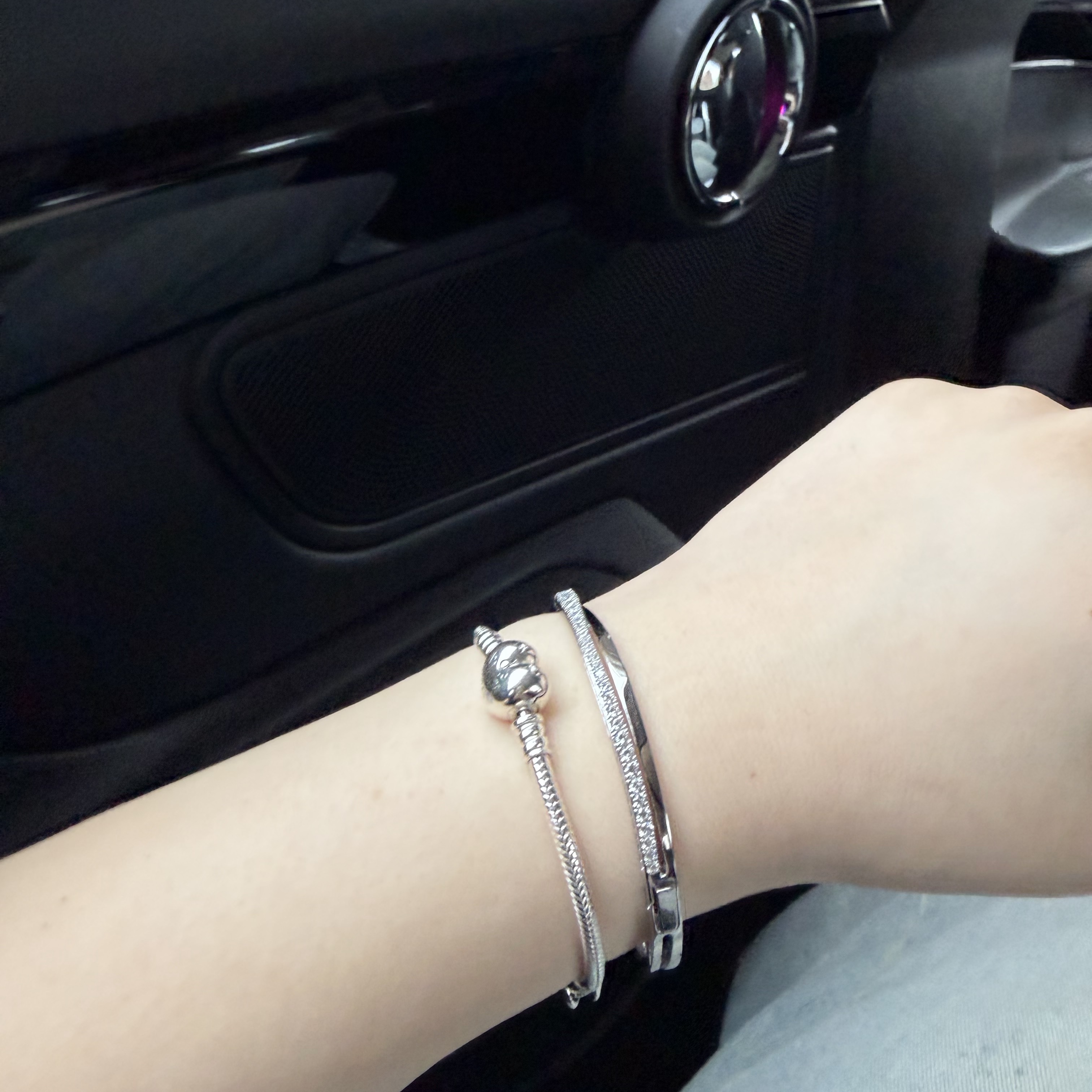 (W) Swarovski Hyperbola Bangle White Rhodium Plated, (W) Pandora Heart Shaped Clasp Bracelet Sterling Silver 착용 스타일