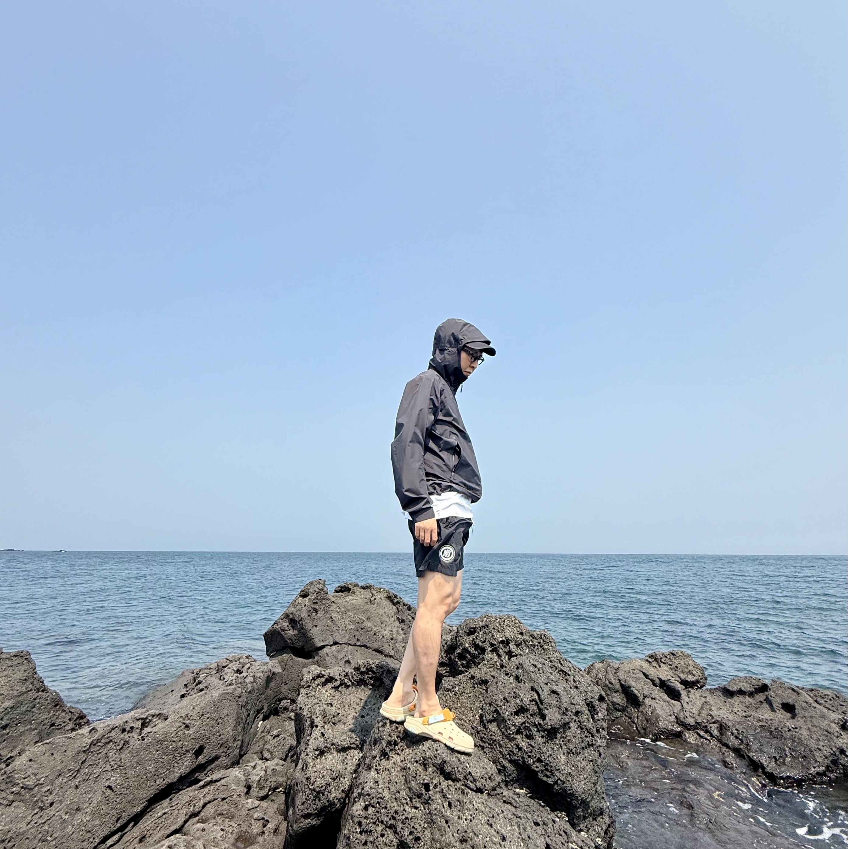 Arc'teryx Beta SL Jacket Black, Crocs All Terrain Clog Chai Multi 착용 스타일 - 1