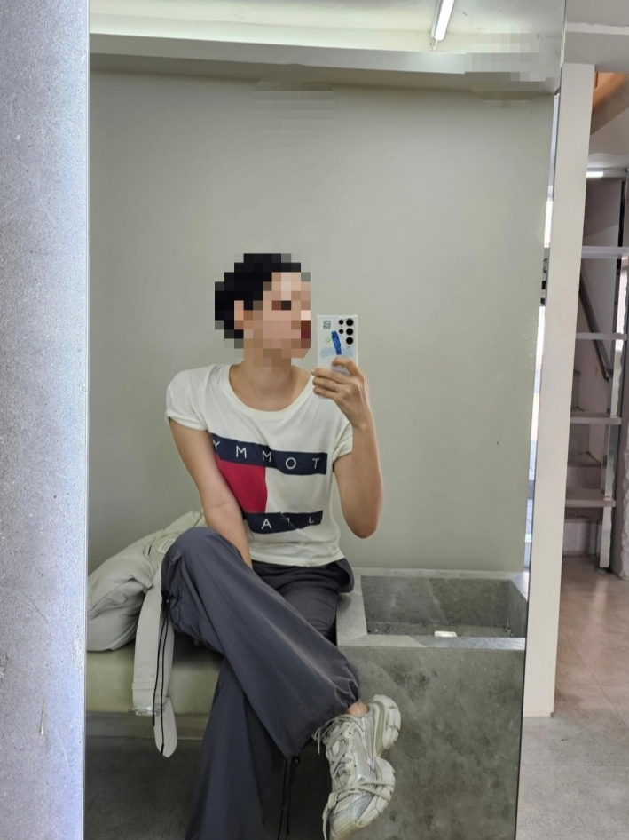 (W) 발렌시아가 3XL 뮬 화이트, 메종 마르지엘라 글램 슬램 클래식 미디움백 화이트 착용 스타일 - 1