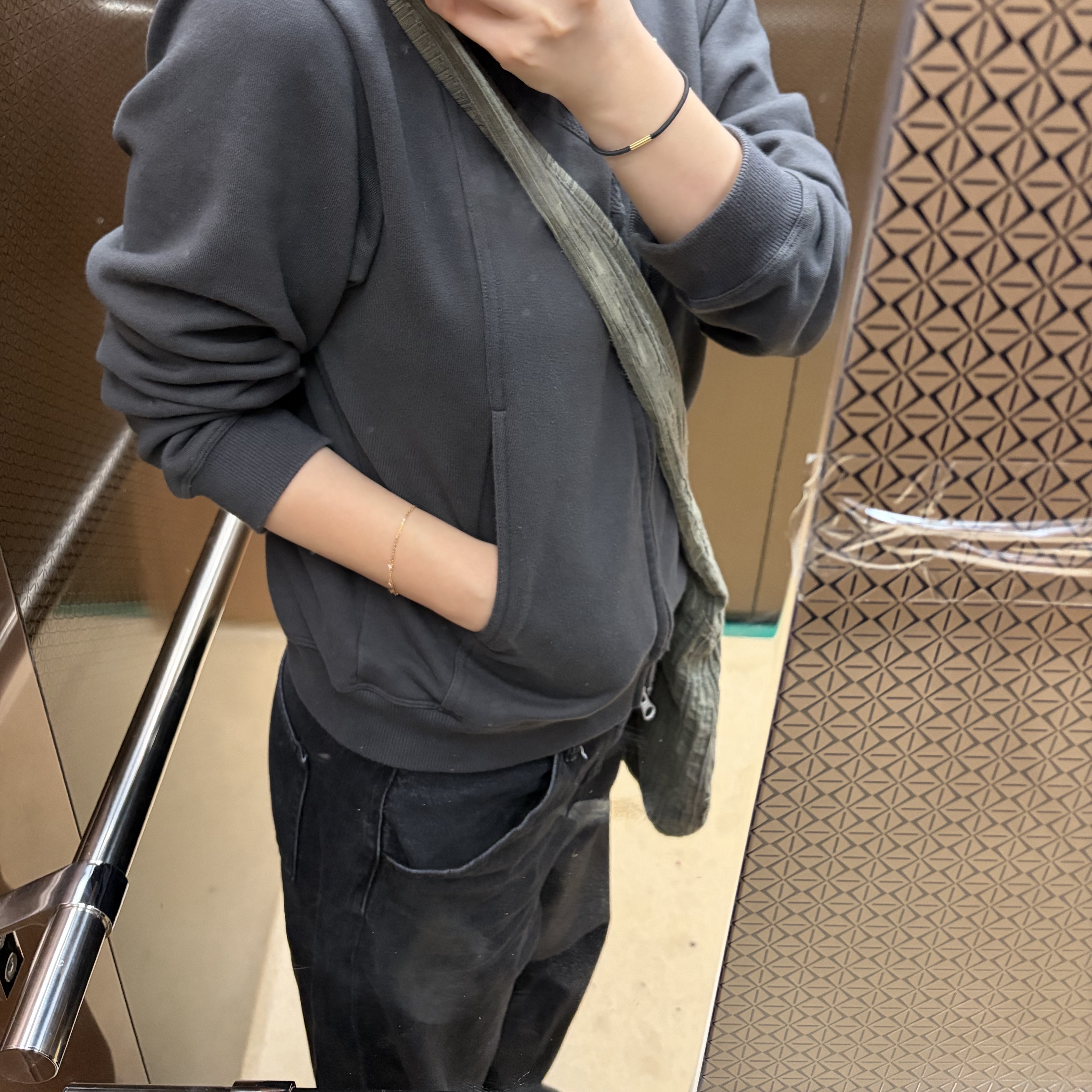 COYSEIO EMA Reversible Cross Bag Khaki 착용 스타일