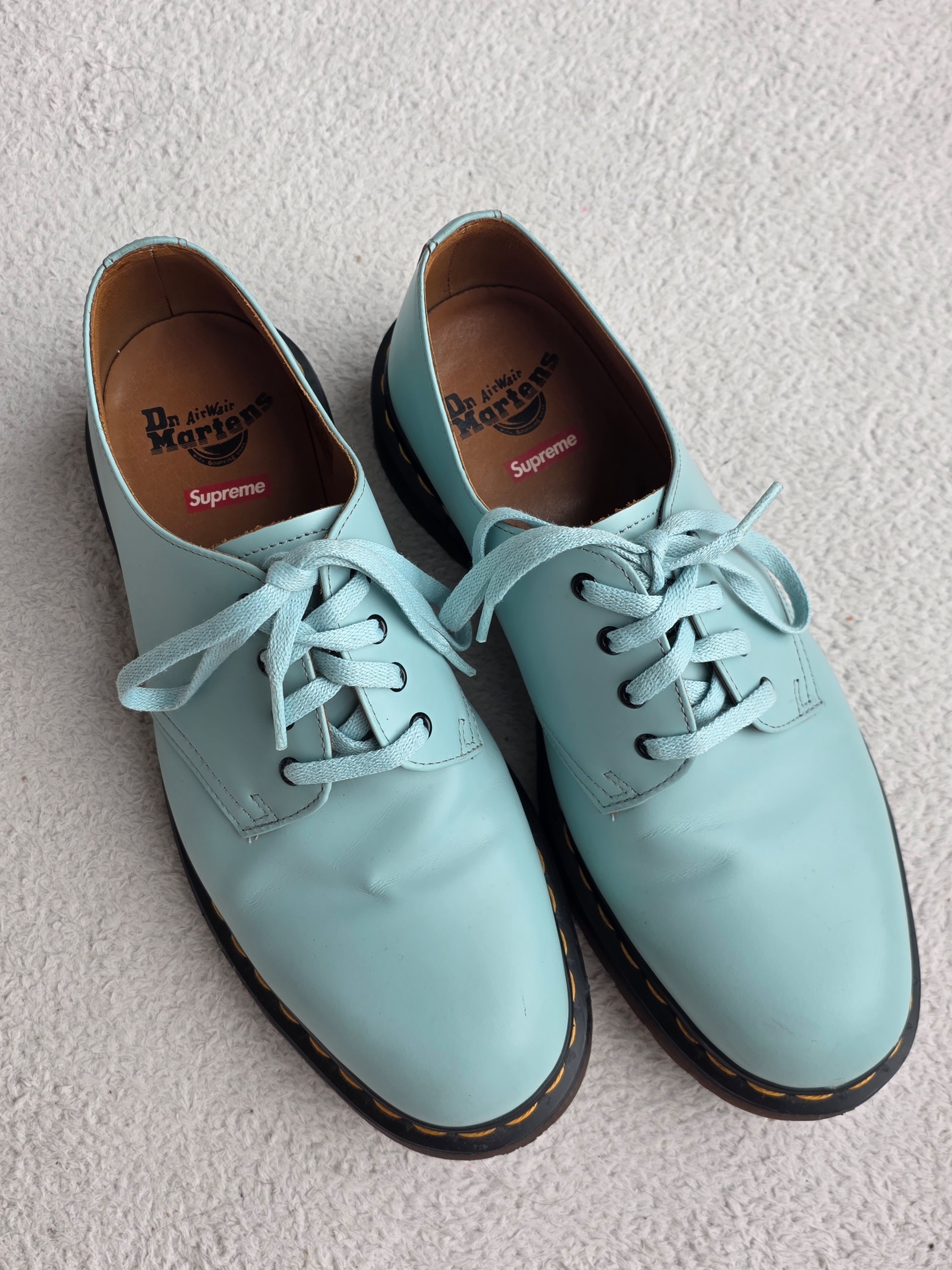 Dr. Martens x Supreme 1461 Gray Silver 착용 스타일 - 2