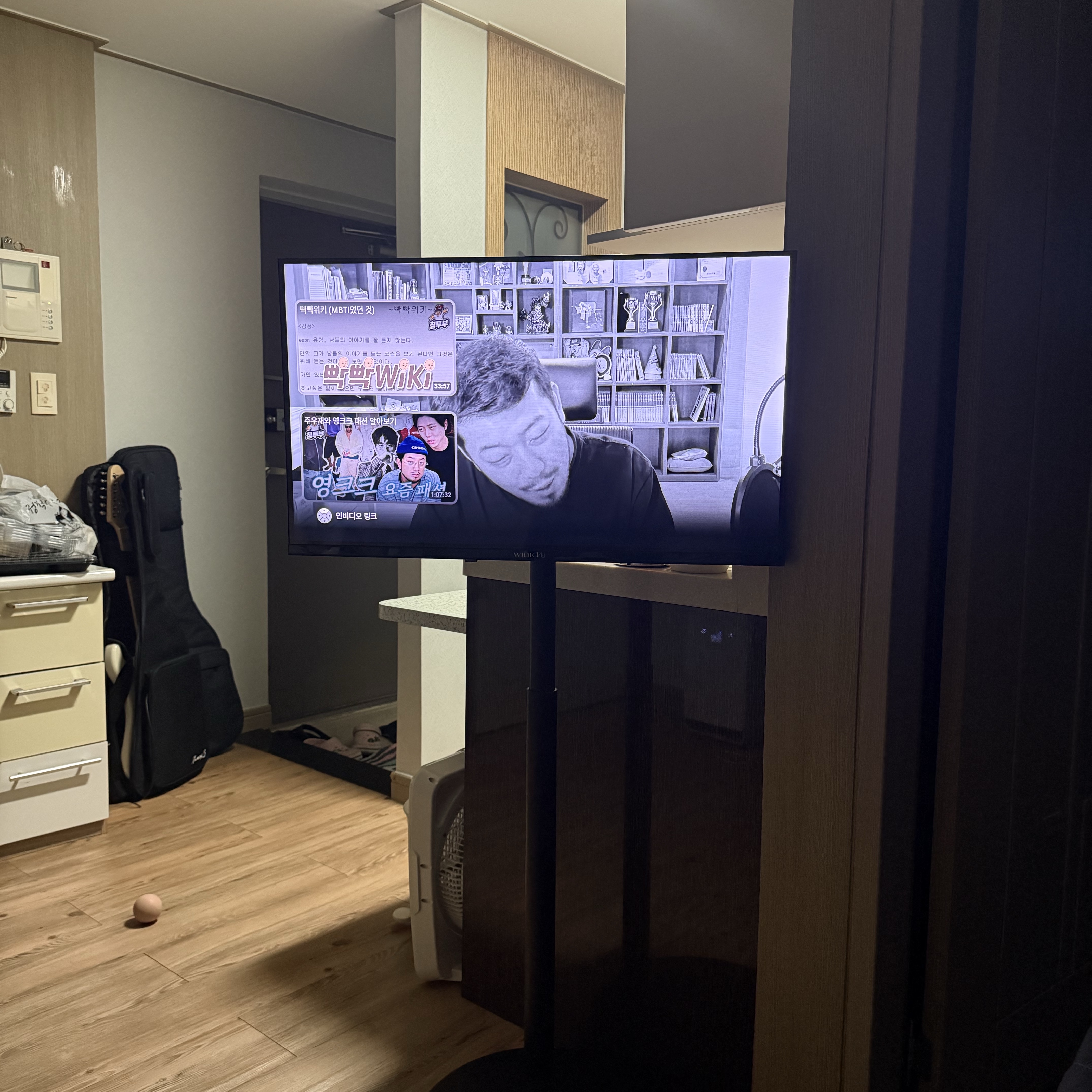 [15% 쿠폰] WIDEVU WideMovingVu Black Edition V3 Set QLED 81 cm (32 in) FHD Smart Mobile TV 착용 스타일