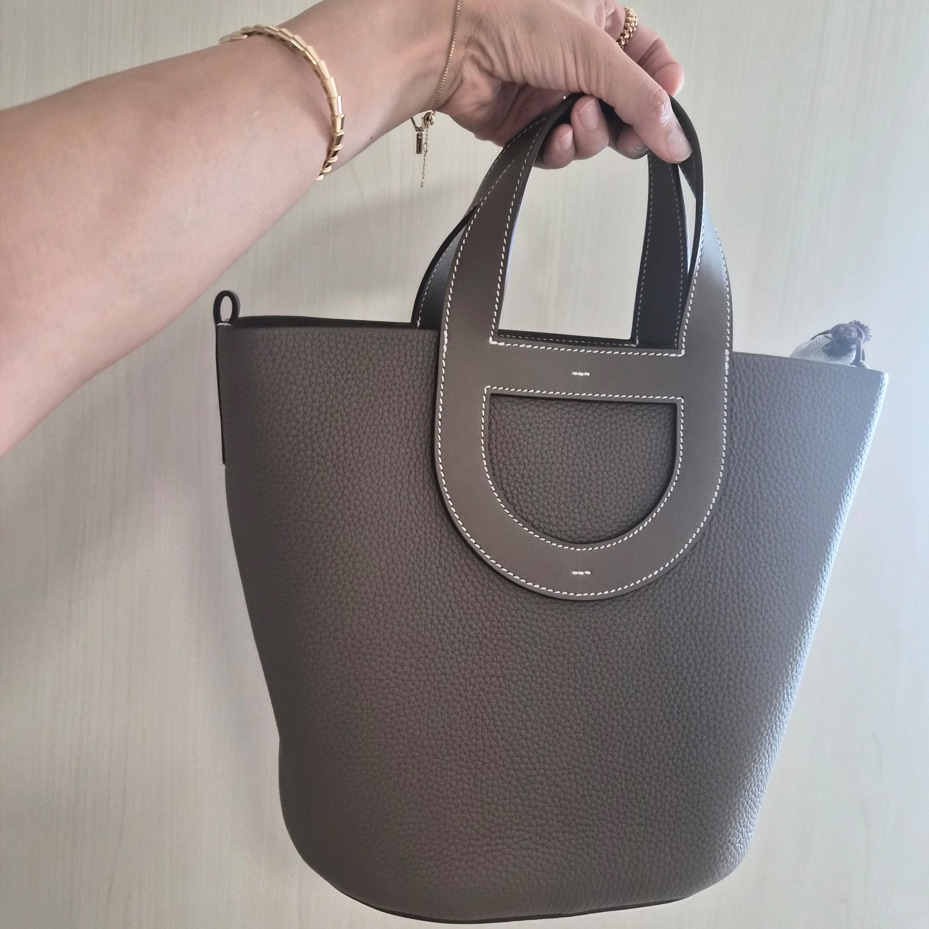 Hermes In The Loop 23 Bag Clemence Swift & Palladium Etoupe 착용 스타일