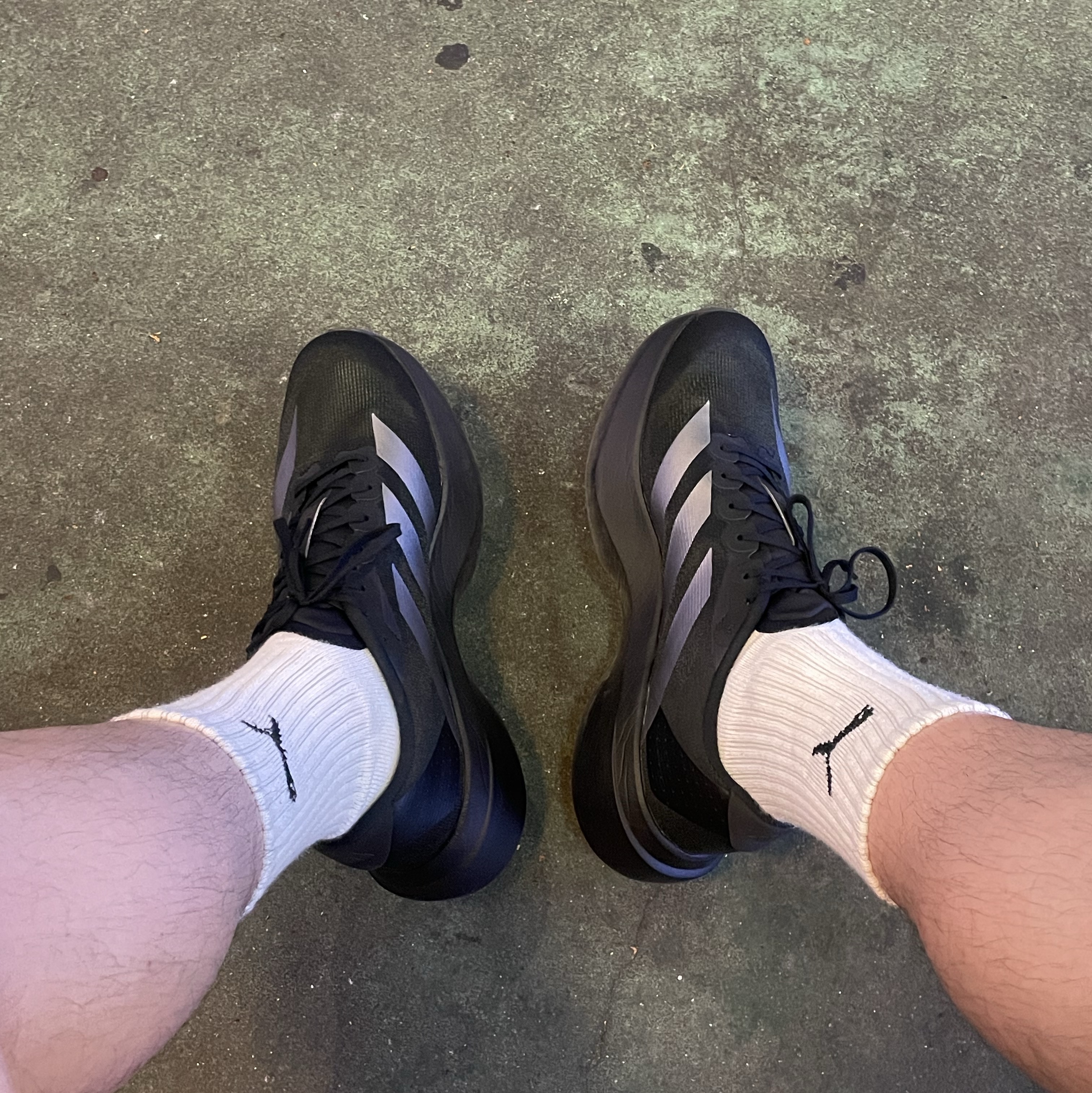 Adidas Adizero EVO SL Core Black Iron Metallic 착용 스타일