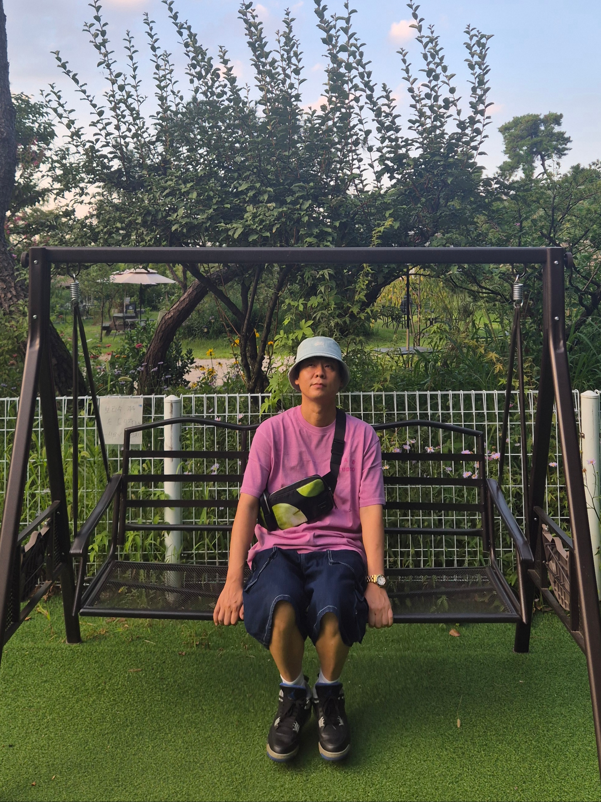 IAB Studio Pigment T-Shirt Magenta, Flavorism Carpenter Bermuda Denim Pants Indigo 착용 스타일 - 1