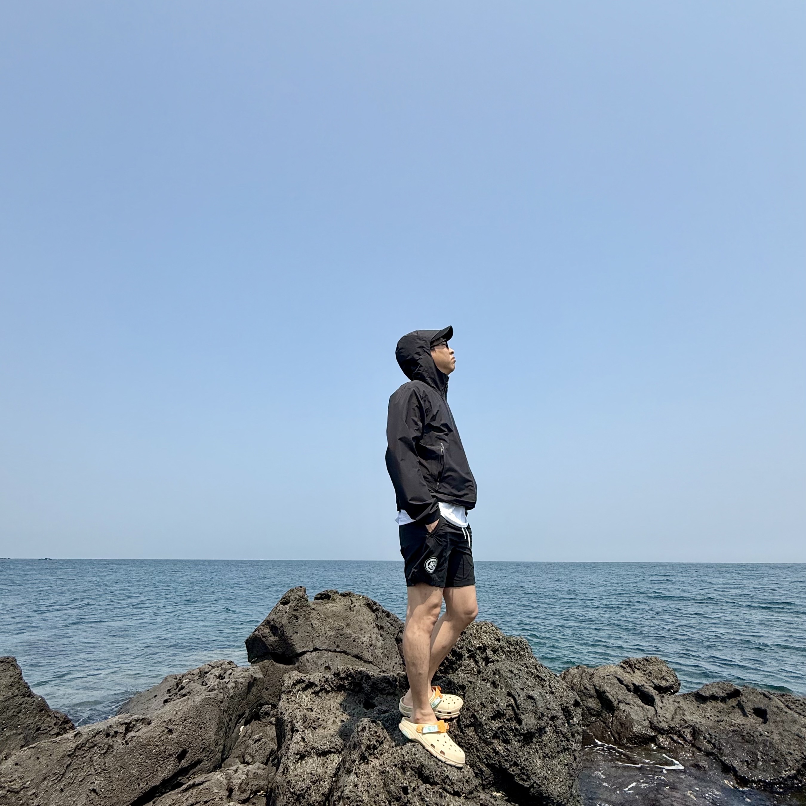 Arc'teryx Beta SL Jacket Black, Crocs All Terrain Clog Chai Multi 착용 스타일 - 3