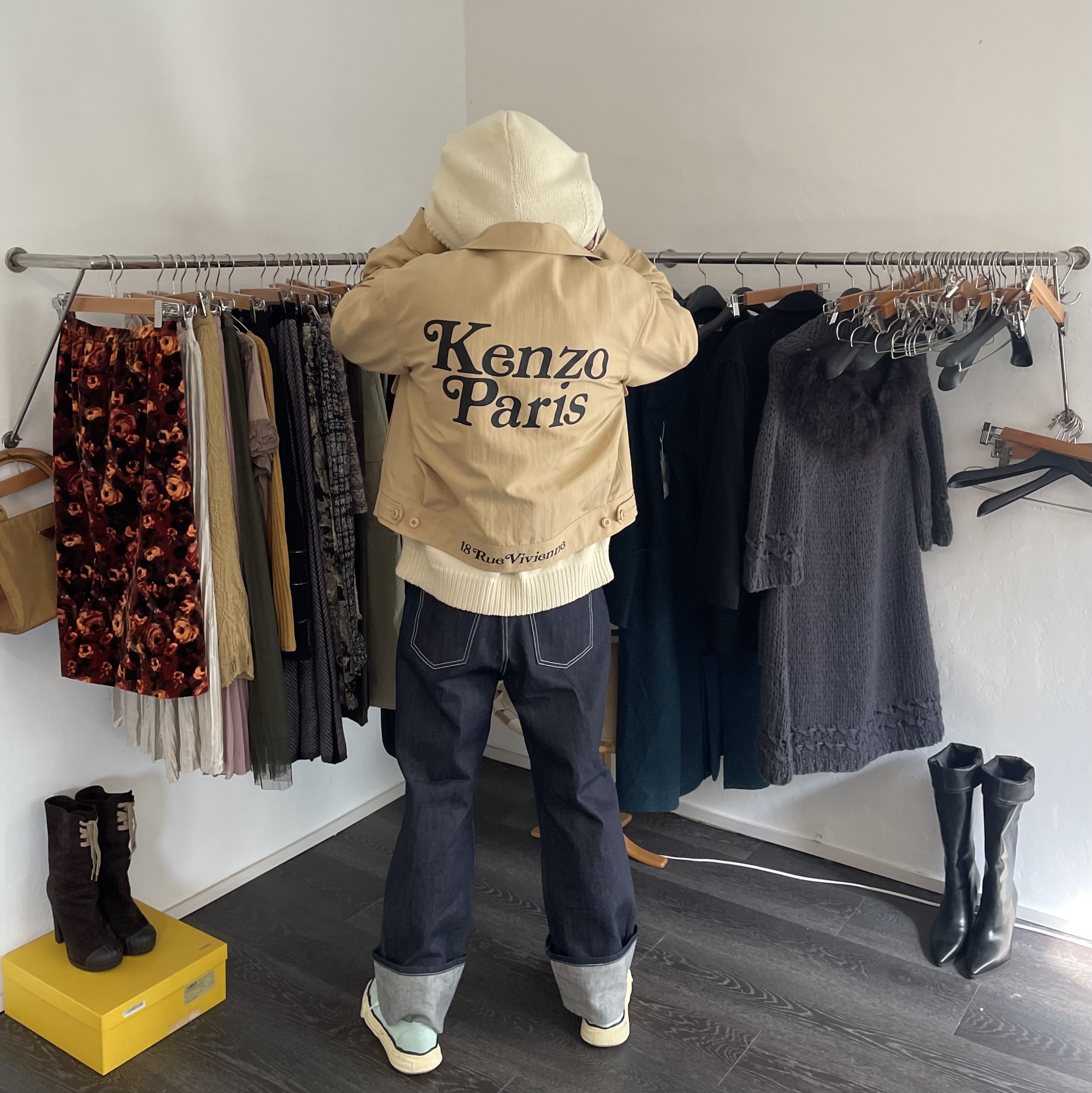 Kenzo x Verdy Genderless Hooded Jumper Off White, Kenzo x Verdy Short Blouson Camel 착용 스타일