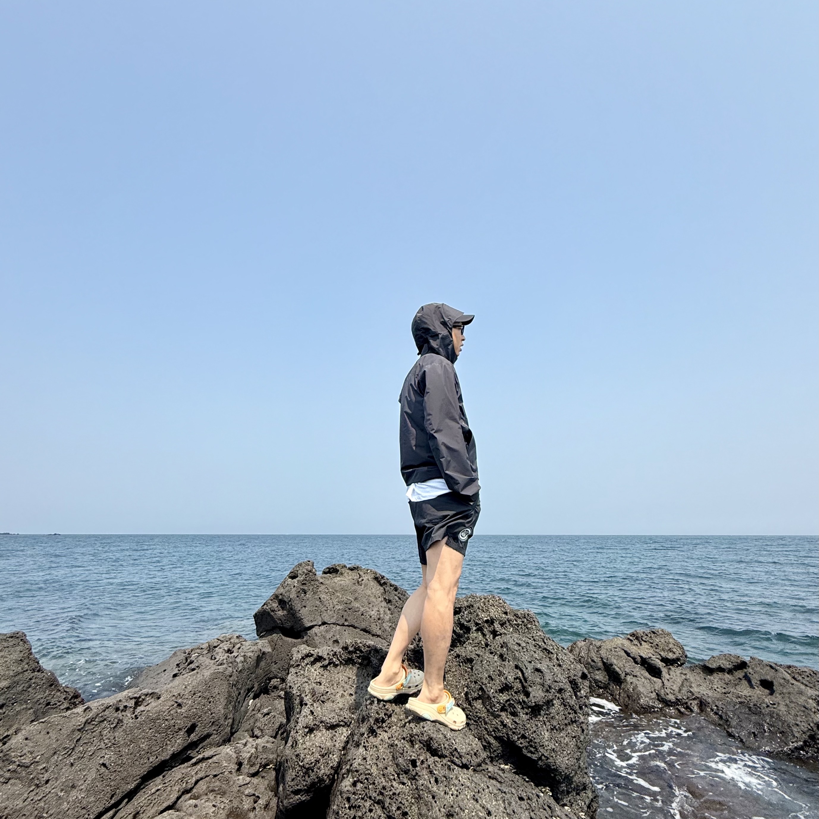 Arc'teryx Beta SL Jacket Black, Crocs All Terrain Clog Chai Multi 착용 스타일 - 2
