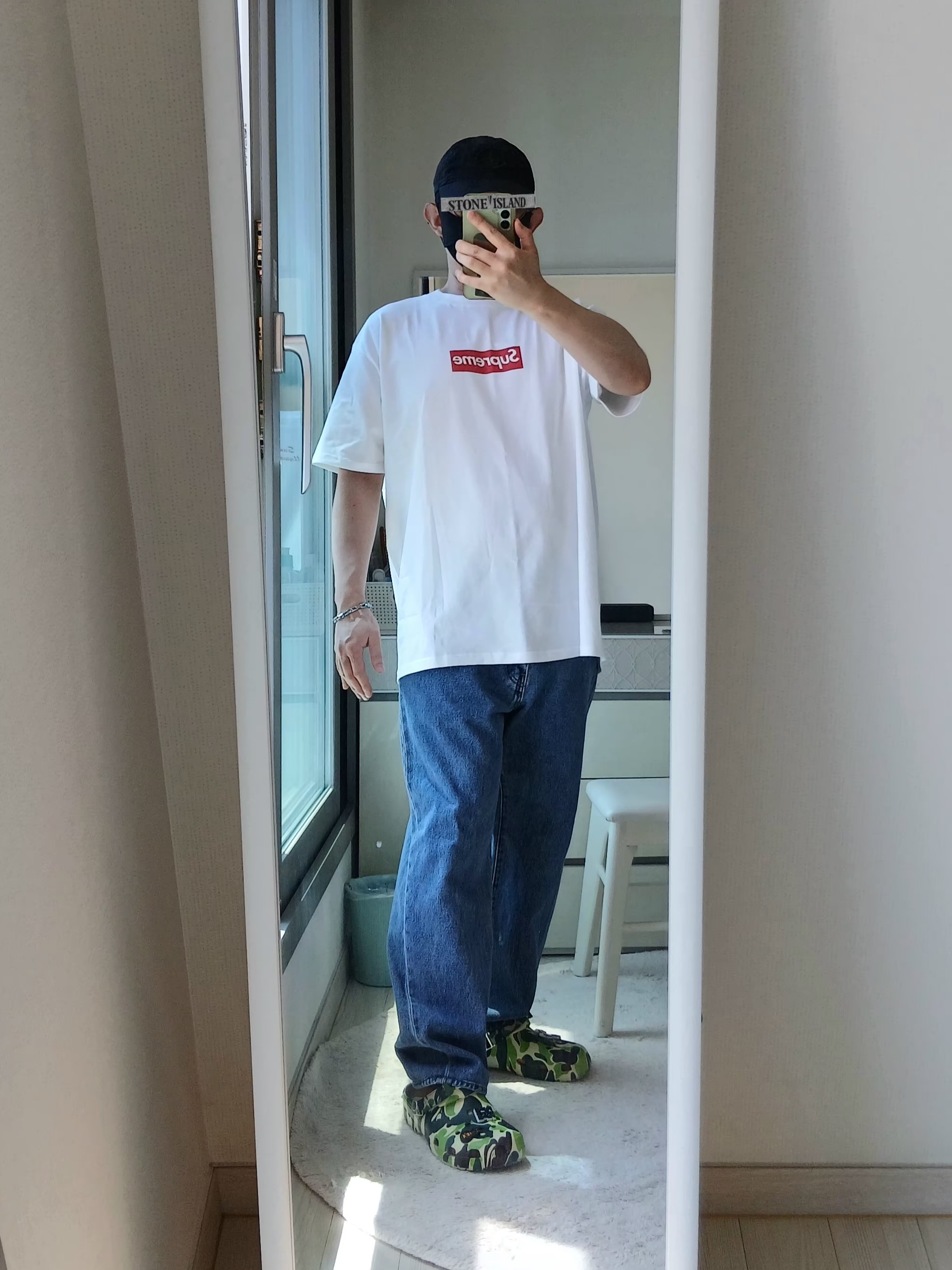 Stone Island 9100011 Nylon Metal in Econyl Baseball Cap with Drawcord Compass Embroidery Black, Supreme West Hollywood Box Logo T-Shirt White - 23SS 착용 스타일 - 1