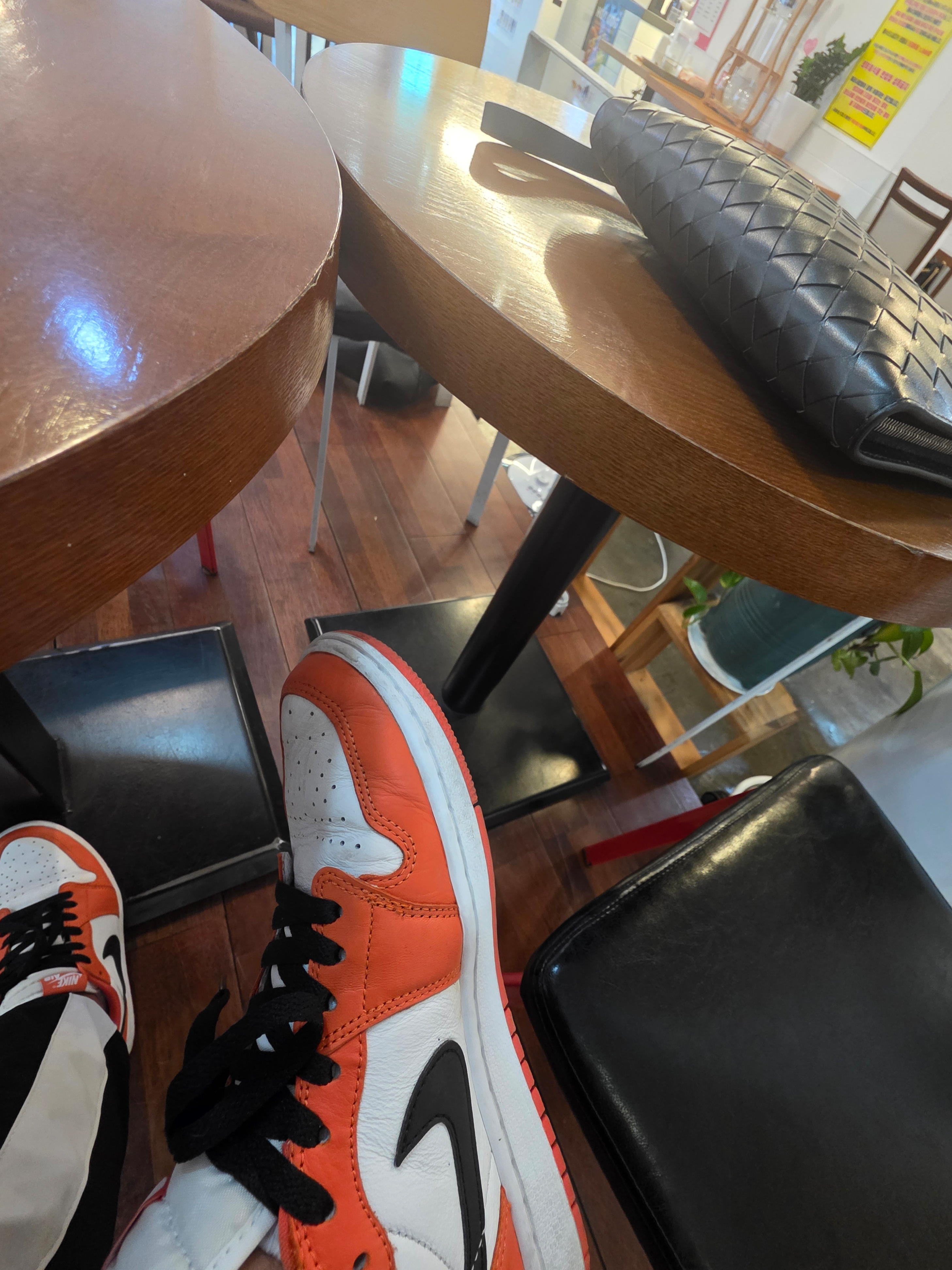 (W) Jordan 1 Low OG Starfish, Patagonia P-6 Logo Responsibili-Tee S/S Black 착용 스타일