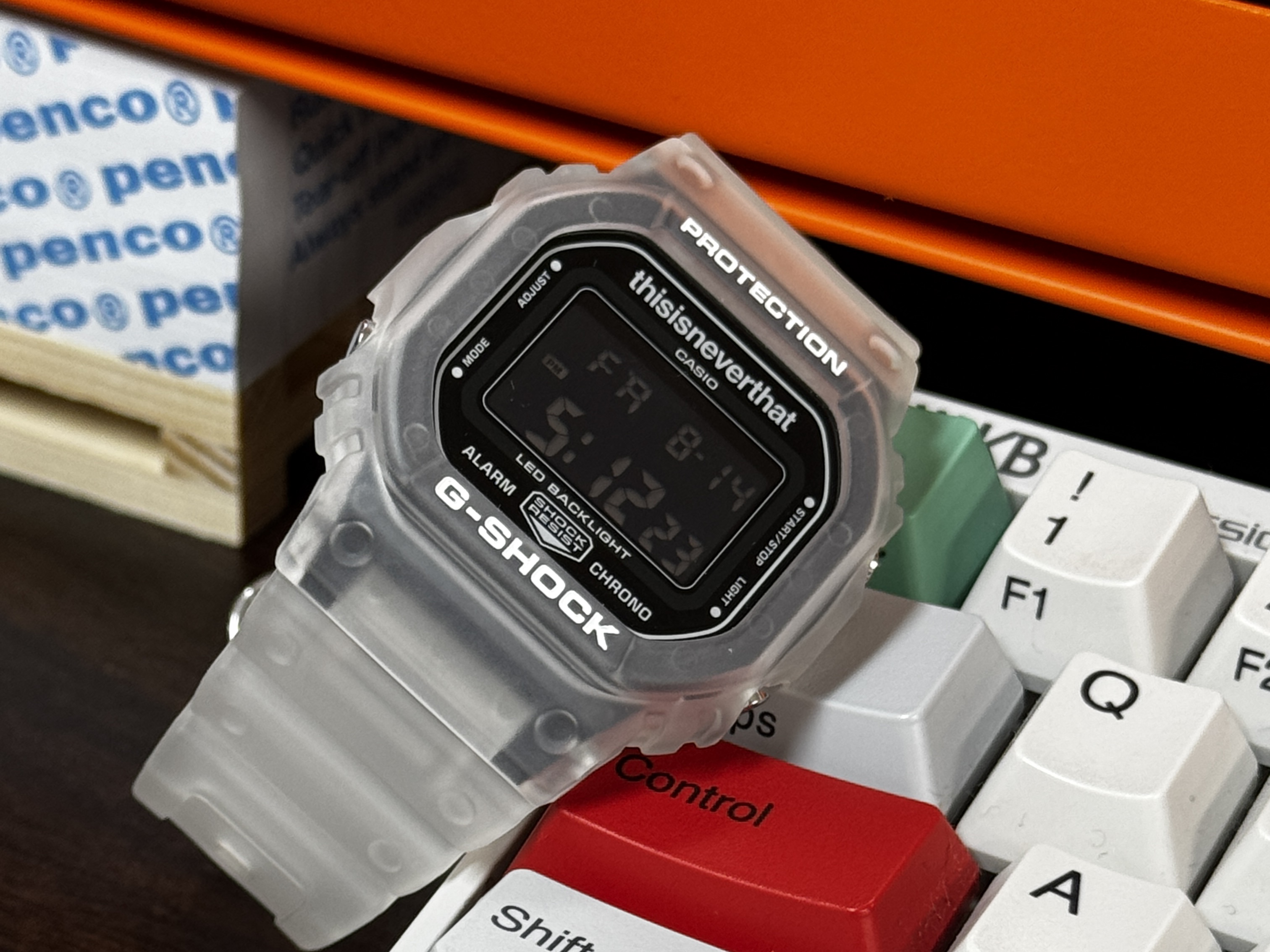 Casio G-Shock x thisisneverthat DW-5600TNT-7 Transparent (Special Package Heather Grey Ver.), Casio G-Shock x thisisneverthat DW-5600TNT-7 Transparent 착용 스타일