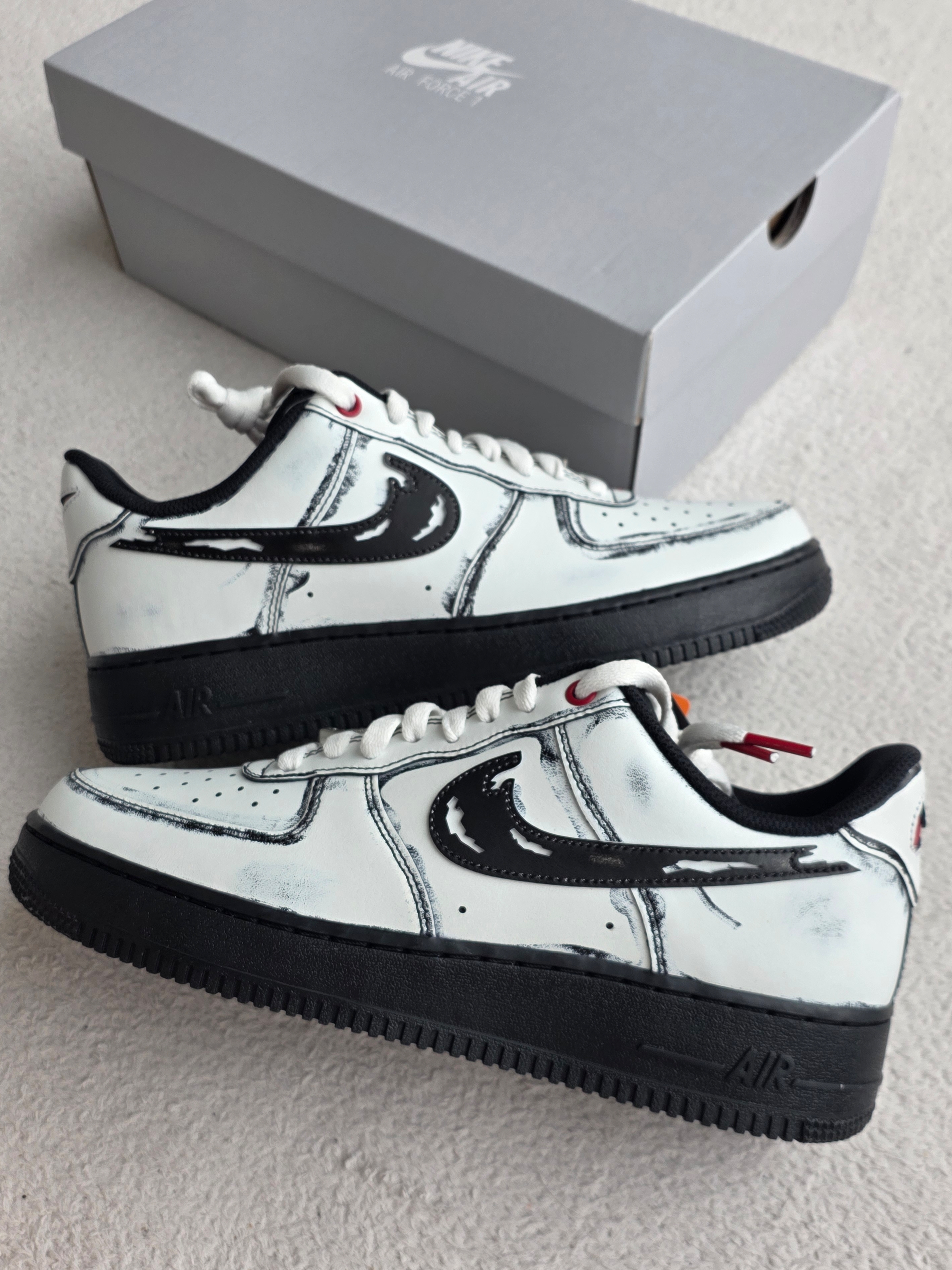 Nike Air Force 1 Low Summit White Metallic Silver 착용 스타일 - 2