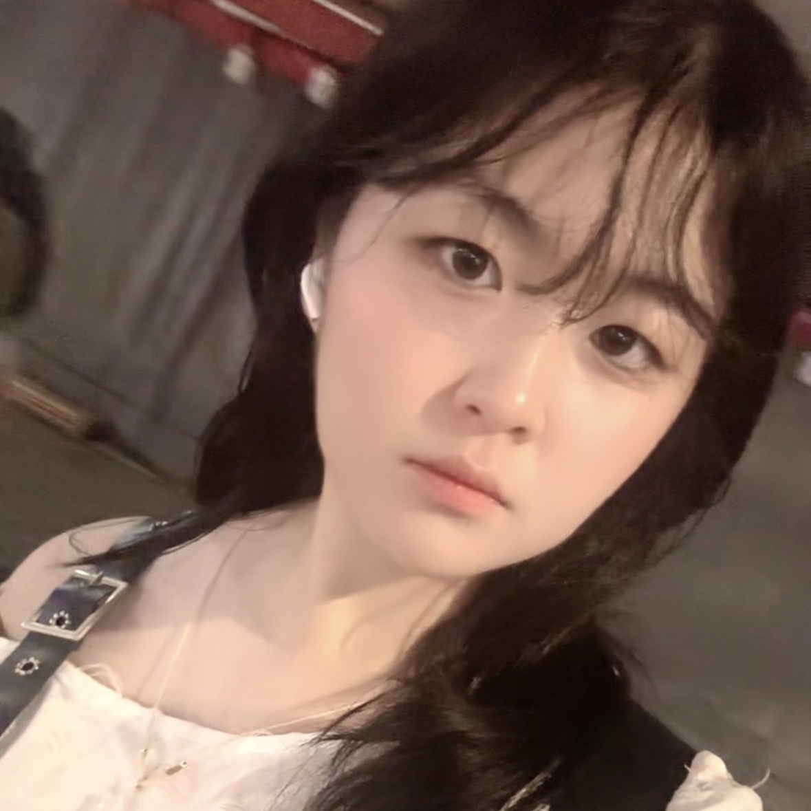 Apple AirPods Pro 3rd Gen (Korean Ver.), Dior Backstage Glow Face Palette 004 Rose Gold 착용 스타일