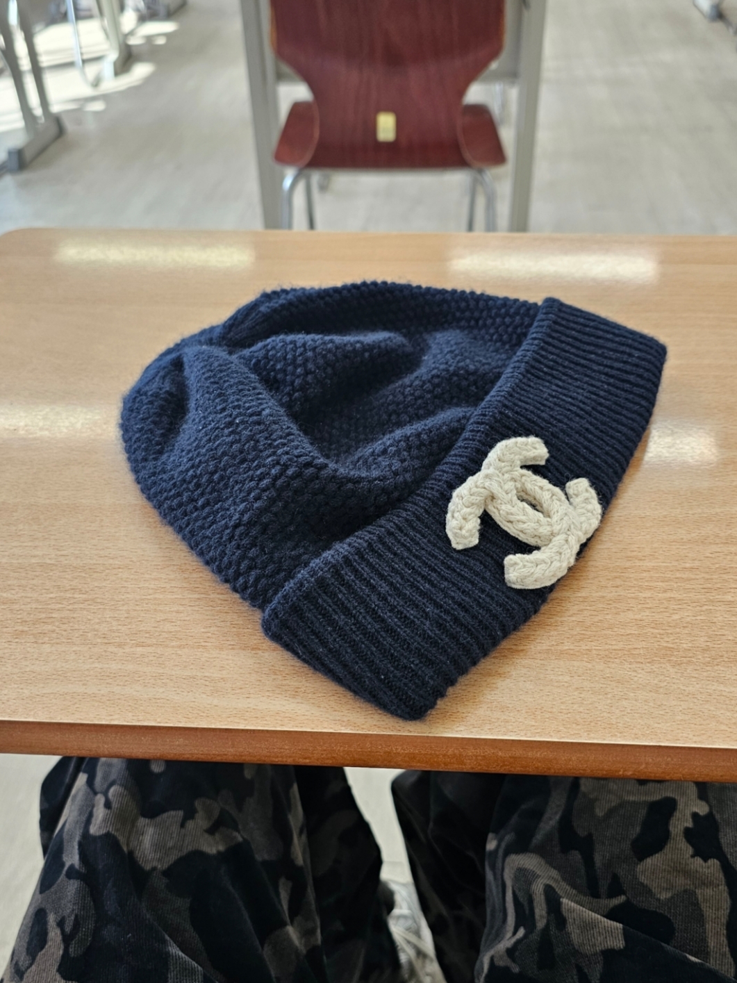 (W) Chanel Beanie Cashmere & Navy Blue 착용 스타일 - 2