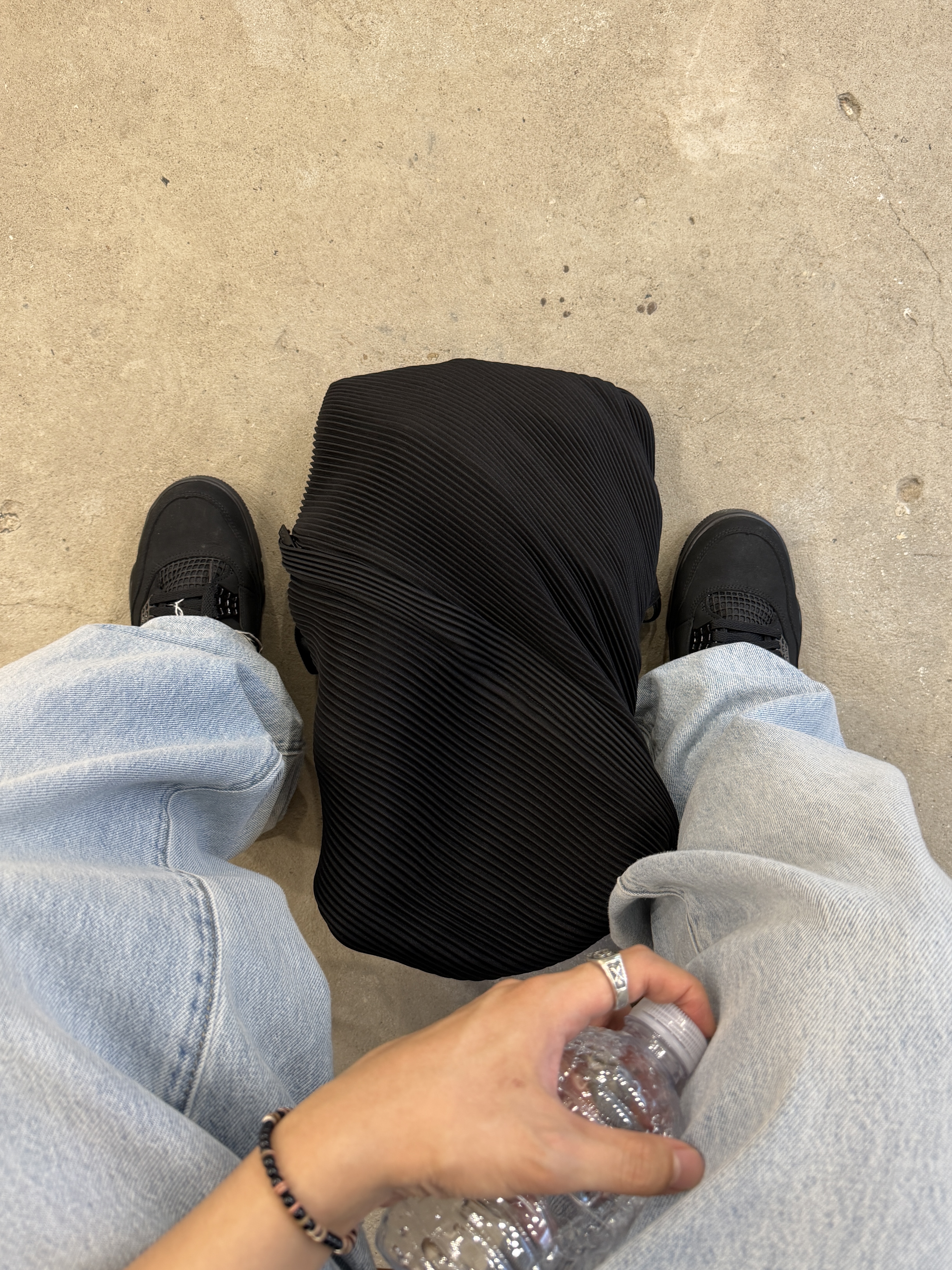 Pleats Please Issey Miyake Bias Pleats Backpack Black, Jordan 4 Retro Black Cat 2025 착용 스타일