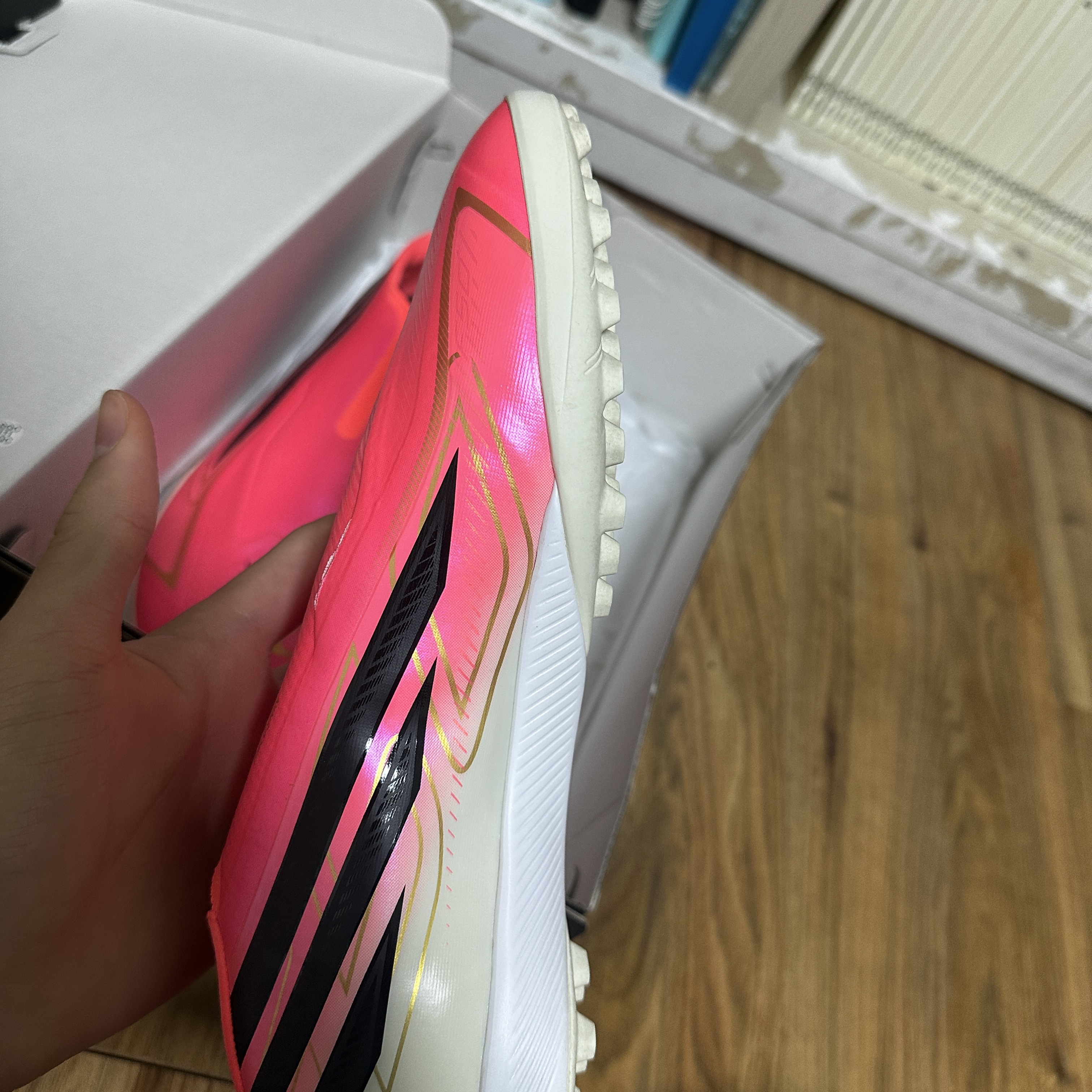 Adidas F50 Hyperfast League Laceless TF Solar Turbo Core Black 착용 스타일 - 1