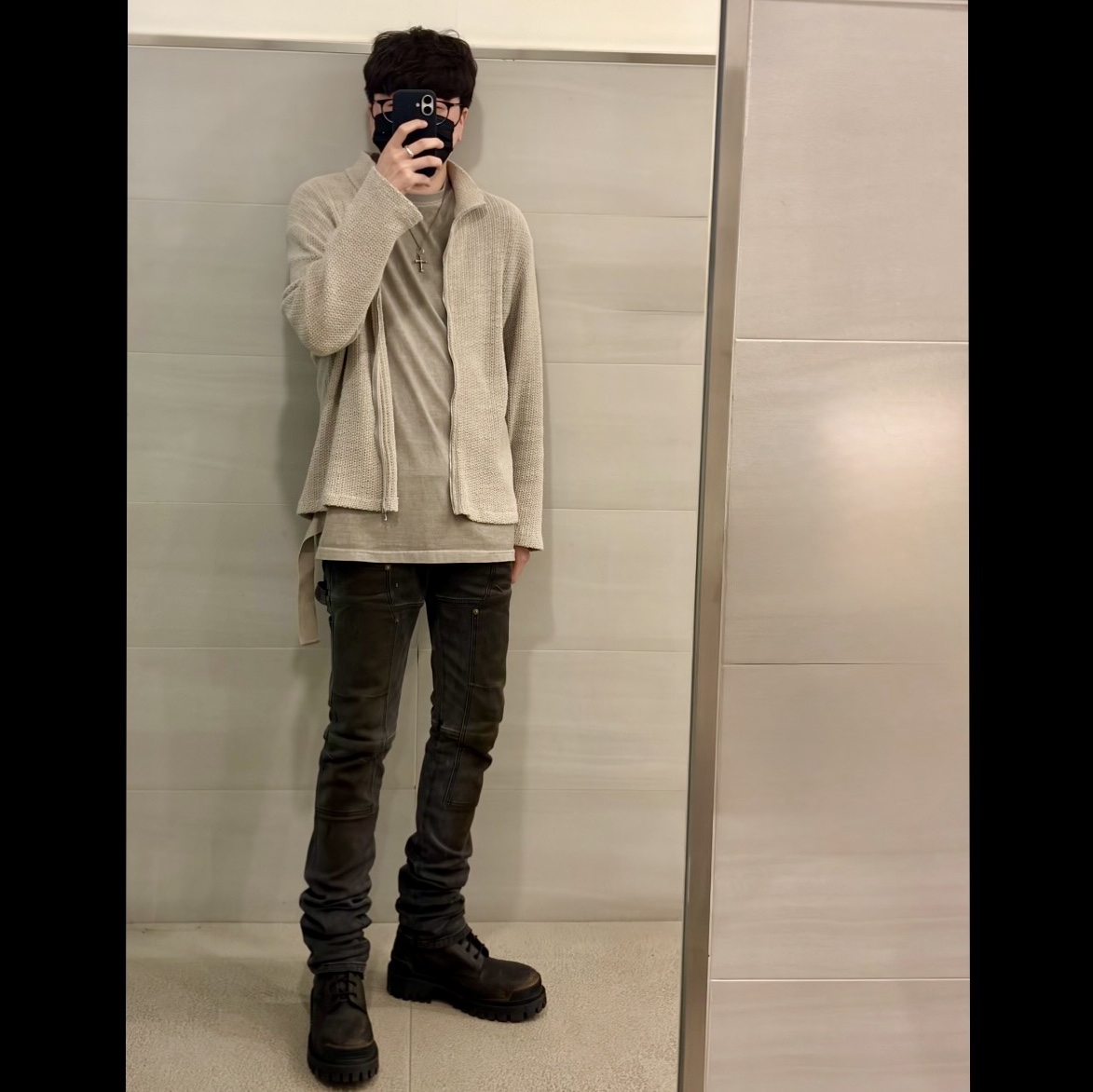 Our Legacy Shrunken Full Zip Polo Ivory, Undermycar Double Knee Slim Pants Dirty Gray 착용 스타일