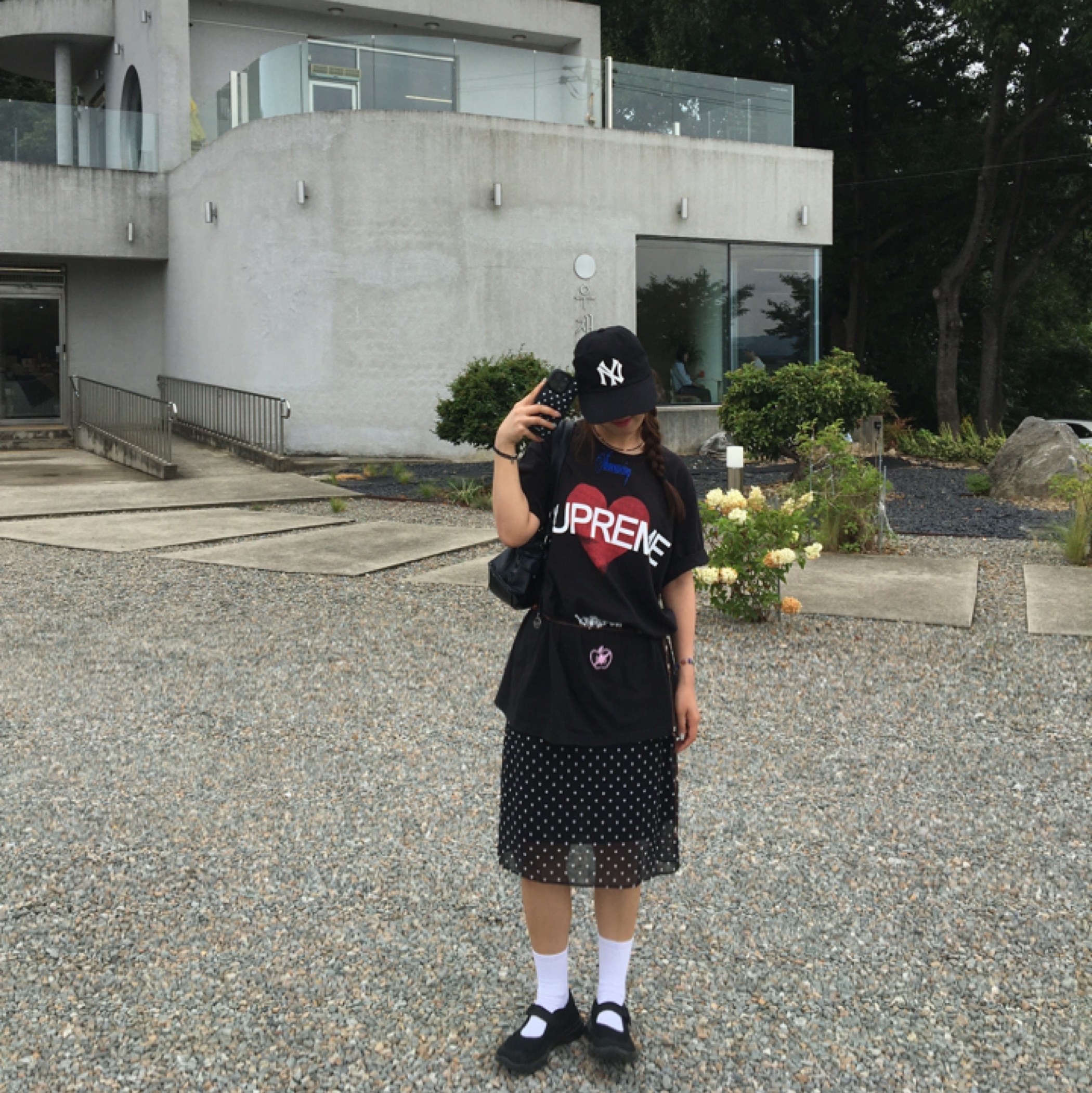 Supreme Announcing T-Shirt Black - 25SS, Helinox Chair One Black 착용 스타일 - 3