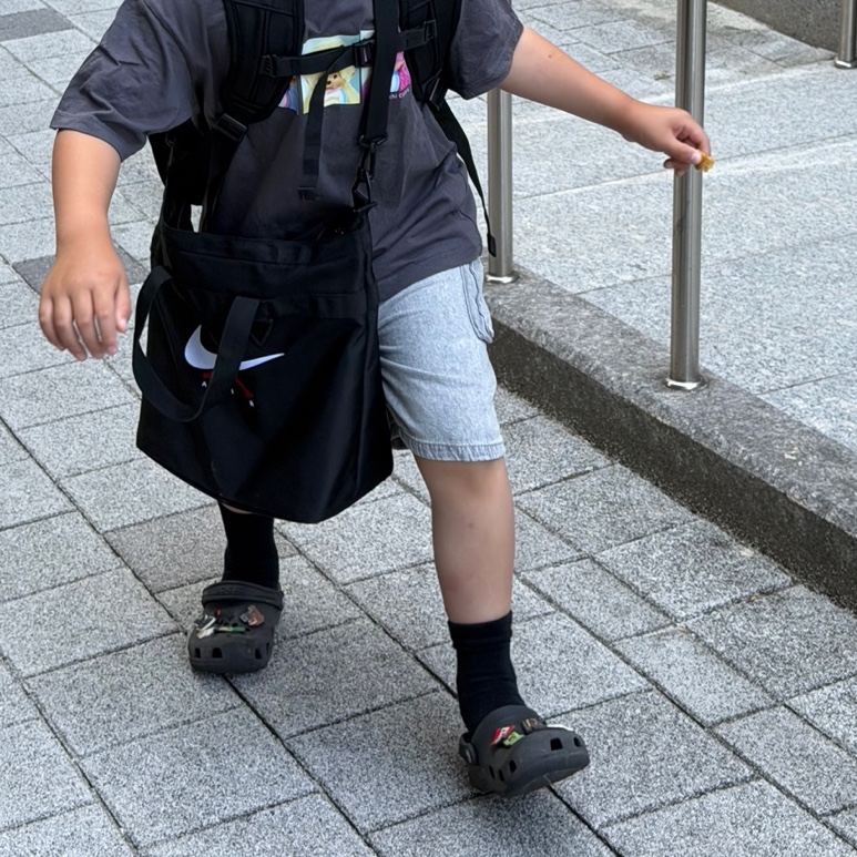 (Kids) Uniqlo UT x Monchhichi T-Shirt Gray, (Kids) Crocs Classic Clog Black 착용 스타일