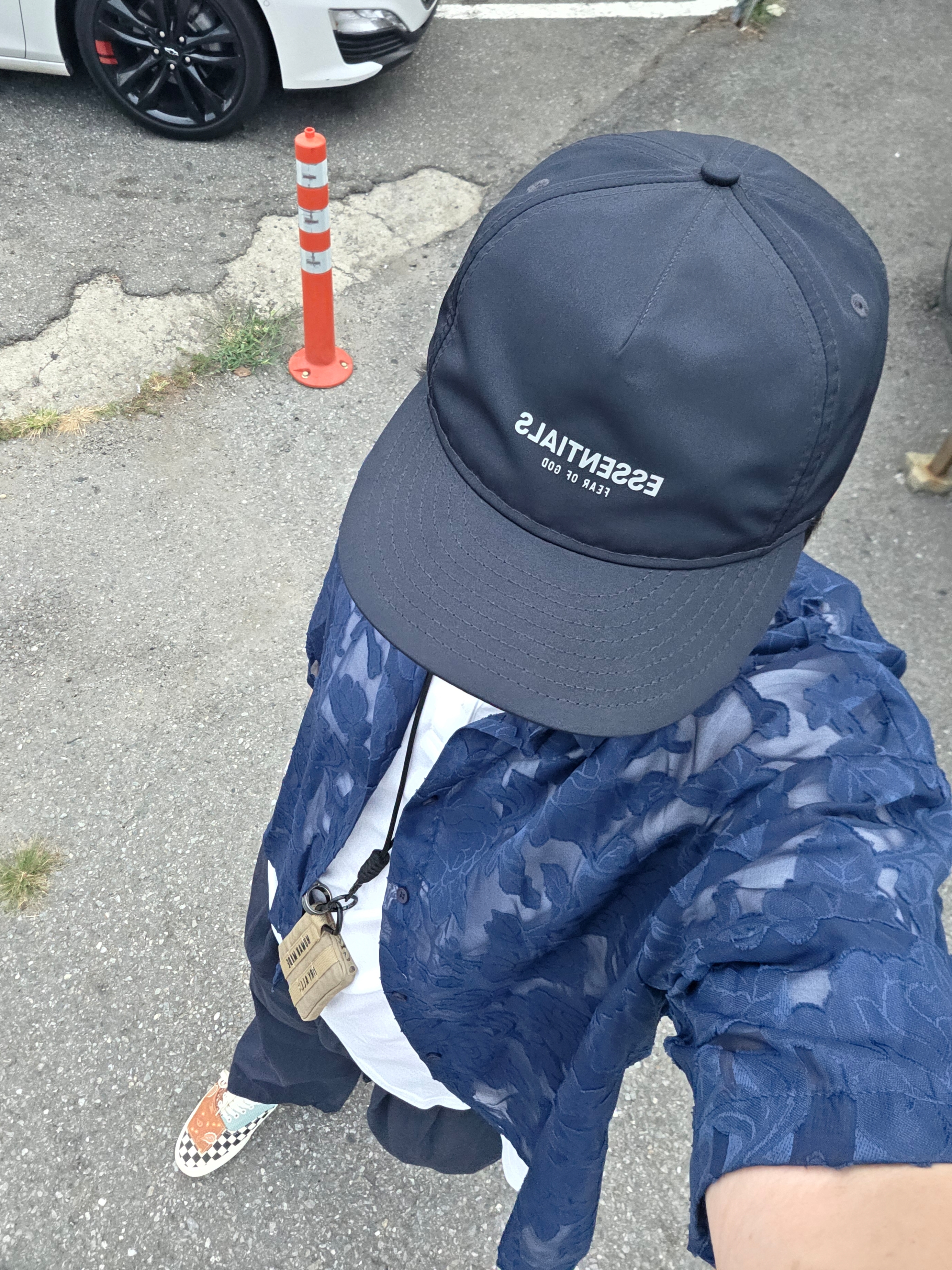 New Era x Fear of God Essentials Retro Crown 9FIFTY Strapback Navy, Human Made Military Card Case Beige 착용 스타일 - 1